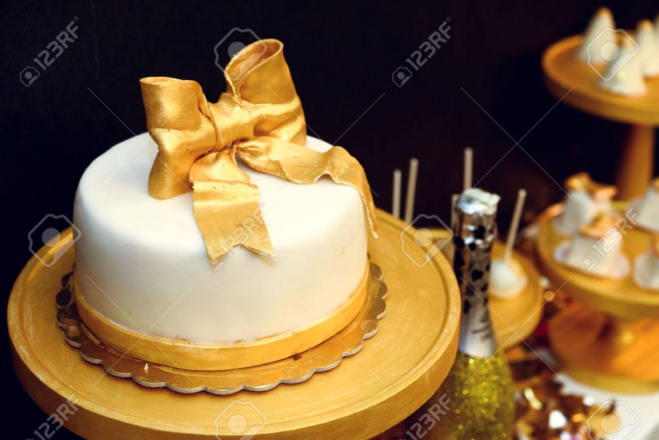 Elegant Candy Bar De Luxe Decore Avec Un Gateau De Glacage Et De Champagne A La Fete D Anniversaire D Or Concept Celebration De Vacances Banque D Images Et Photos Libres De Droits Image
