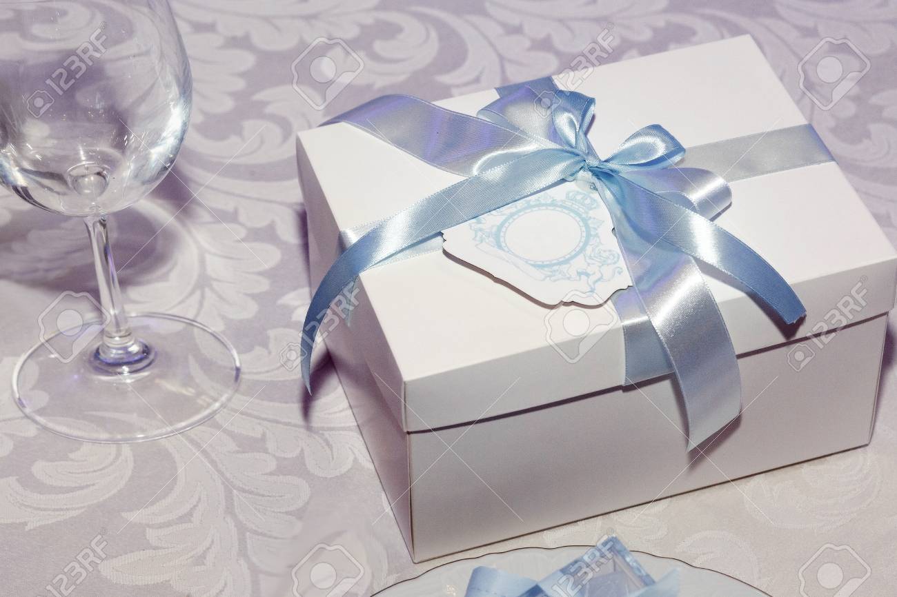 Boîte Cadeau De Luxe Avec Ruban Bleu Sur Des Tables Décorées à La Riche Réception De Mariage Arrangements élégants Une Restauration Coûteuse Espace