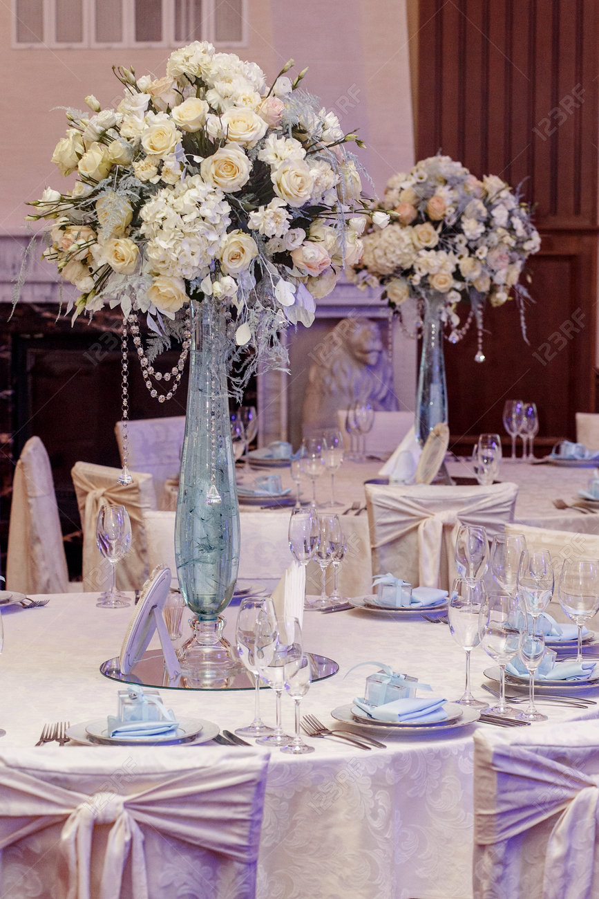 Viva Desear Ártico Decoración De Boda De Lujo Con Flores Y Jarrones De Cristal Con Joyas En Mesas Redondas. Arreglos De Decoraciones En La Recepción De La Boda. Catering Costoso. Espacio Para Texto Fotos, Retratos, Viva Desear Ártico Decoración De Boda De Lujo Con Flores Y Jarrones De Cristal Con Joyas En Mesas Redondas. Arreglos De Decoraciones En La Recepción De La Boda. Catering Costoso. Espacio Para Texto Fotos, Retratos,