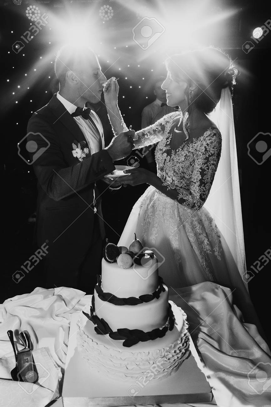 幸せな結婚式のカップルが一緒にウエディング ケーキの試飲 幸せな花嫁と花婿の豪華な結婚披露宴で光で素朴なケーキを食べるします 高価なケータリング テキストのためのスペース ブラック ホワイト の写真素材 画像素材 Image 幸せな結婚式のカップルが一緒にウエディング ケーキの試飲 幸せな花嫁と花婿の豪華な結婚披露宴で光で素朴なケーキを食べるします 高価なケータリング テキストのためのスペース ブラック ホワイト の写真素材 画像素材 Image