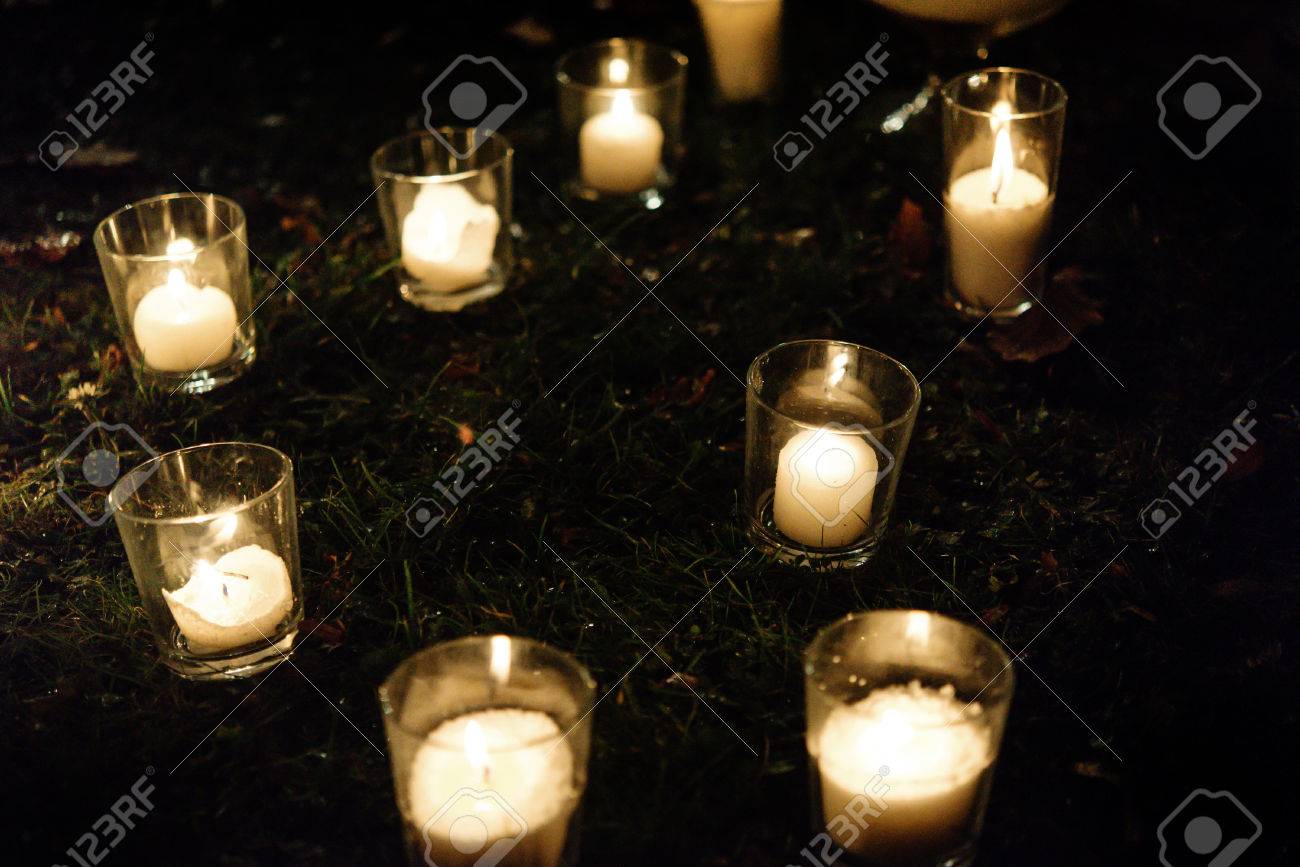 Luz Romantica De Las Velas En Linternas De Cristal En La Ceremonia De Boda De Lujo En La Noche La Decoracion Y Los Arreglos Fotos Retratos Imagenes Y Fotografia De Archivo Libres