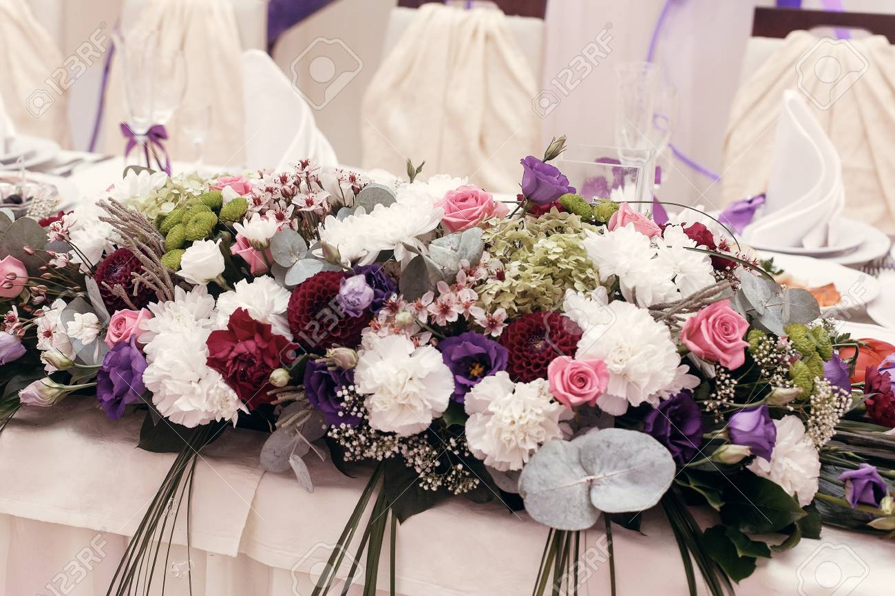 Bouquets De Fleurs Rustiques Belles Au Centre De Table De Mariage Pour Cadre Marié Marié Au Restaurant Réception De Mariage De Luxe Un Décor élégant