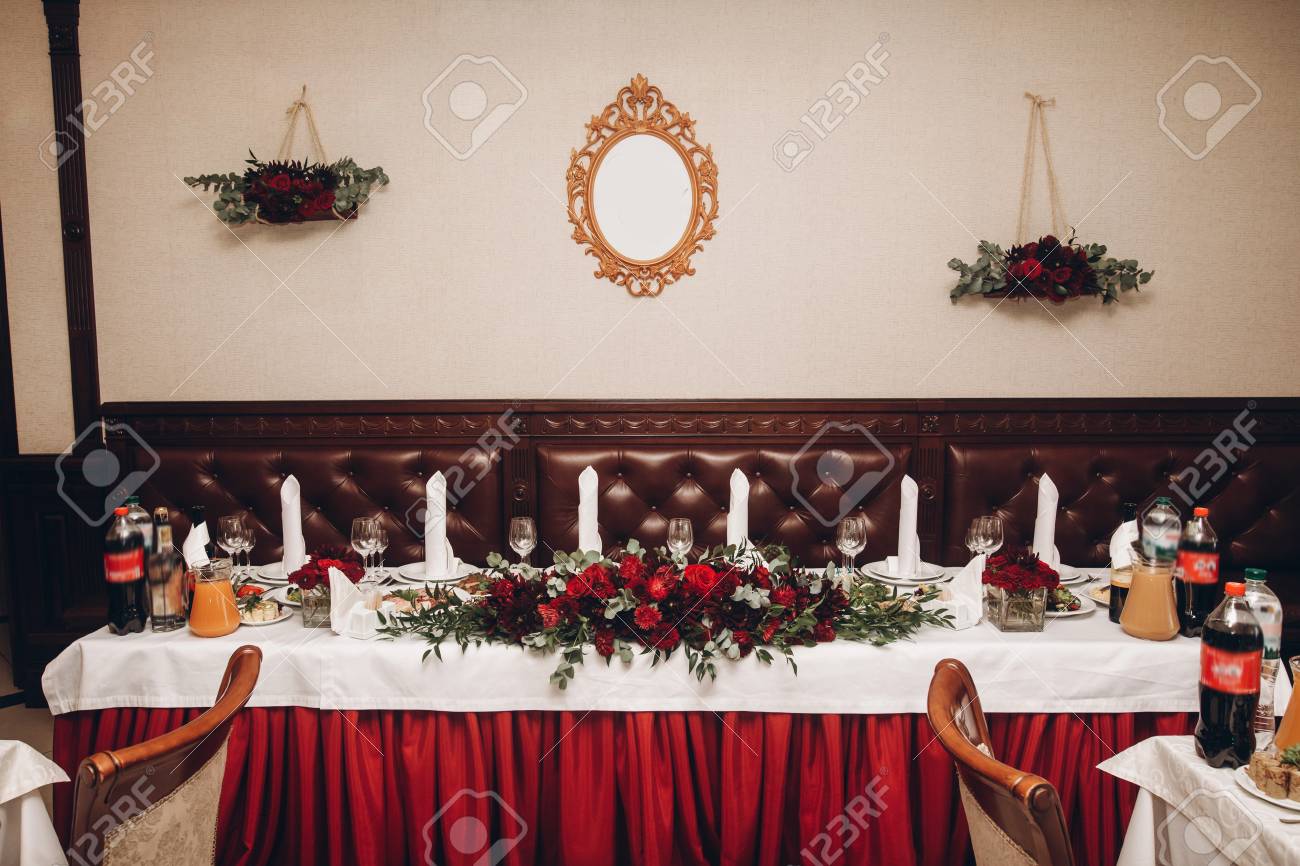 Centre De Table Rouge Avec Bouquet Et Nourriture Pour Couple Au