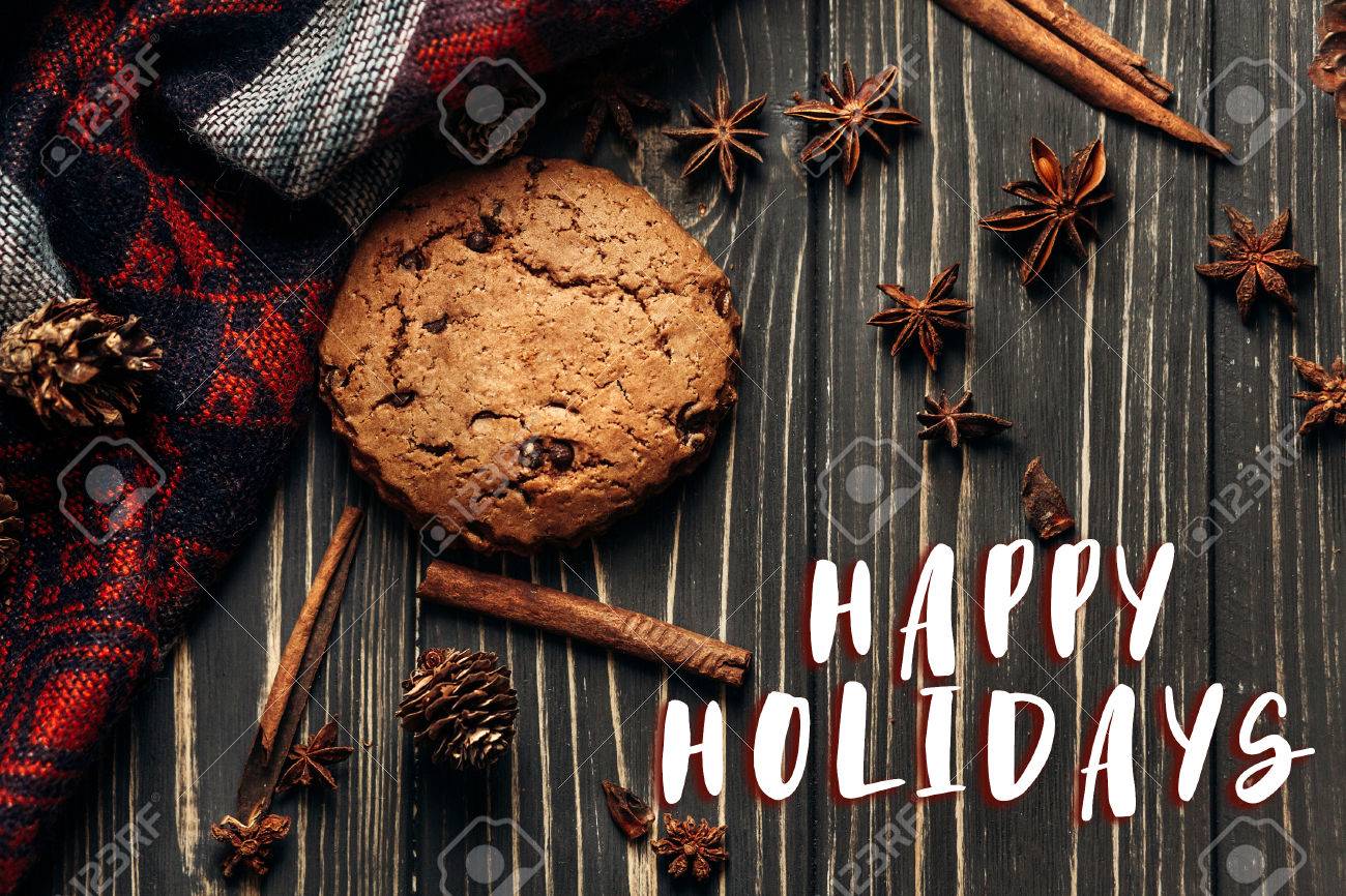 幸せな休日のテキストは木製の背景 スタイリッシュな素朴な冬フラット レイアウトにクッキー アニス シナモンとパイン コーンにサインオンします テキストのためのスペース 居心地の良い気分の秋 四季折々 のコンセプト の写真素材 画像素材 Image