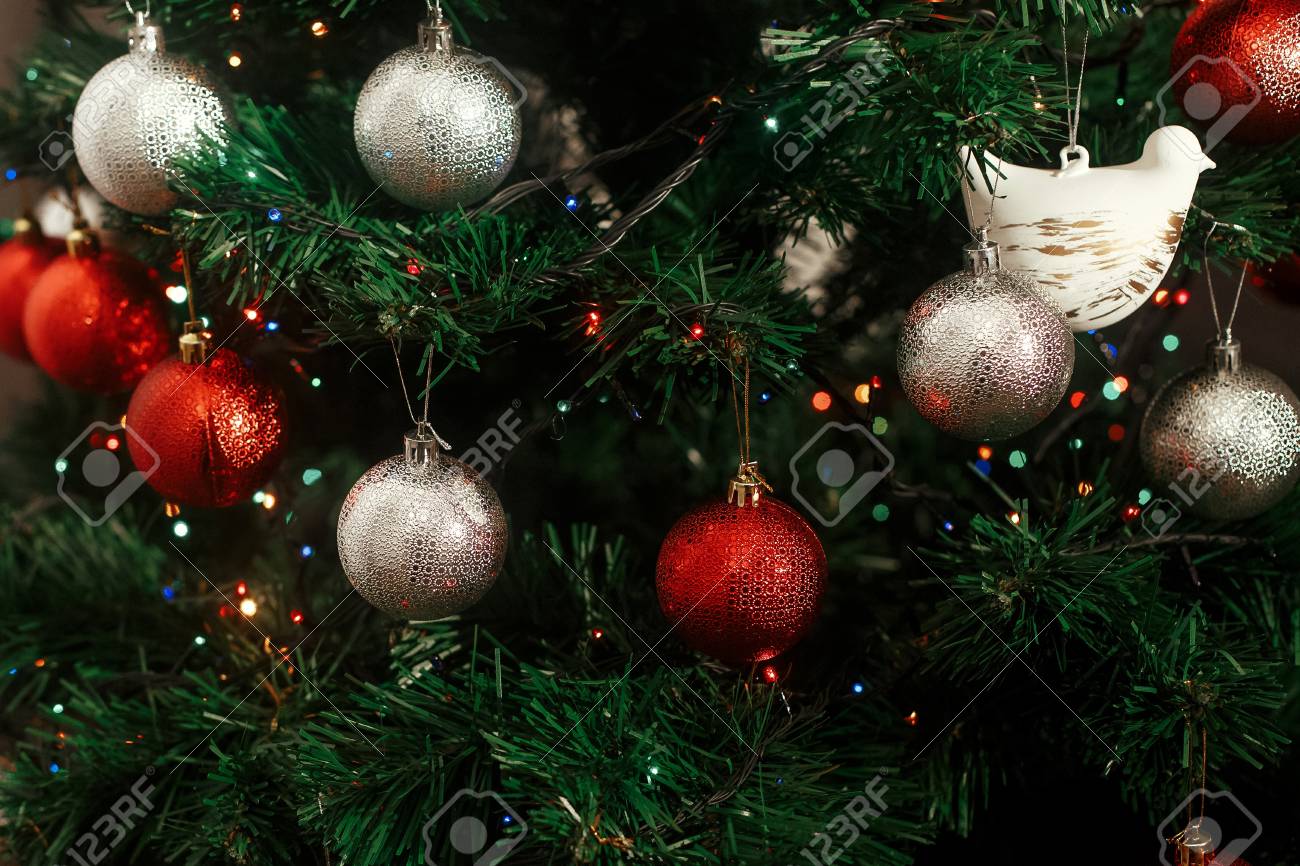 Enfeites De Natal De Prata E Vermelho Pendurado Na Arvore De Natal Verde Com Luzes Azuis Foco Na Decoracao De Passaro Pomba Branca Bonito Fotos Retratos Imagenes Y Fotografia De Archivo Libres