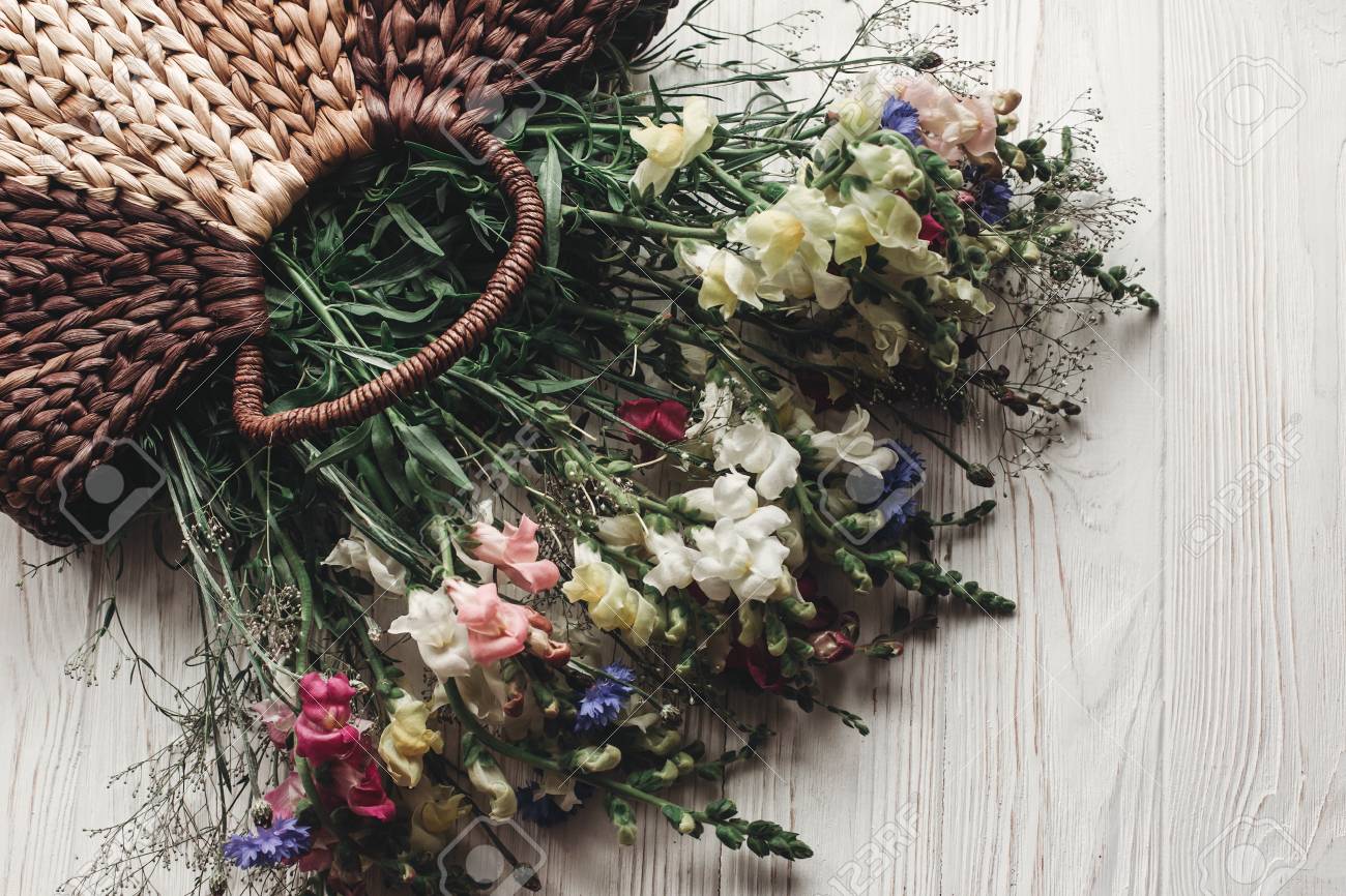 Concepto de jardinería con mujer sujetando bolsa con flores Concepto de jardinería con mujer sujetando bolsa con flores