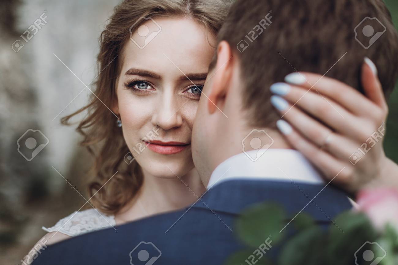 美しい豪華な花嫁と花婿のキスします 幸せな結婚式カップル ハグと古城で抱きしめます 幸せなロマンチックな瞬間 駆け落ちのコンセプトです 官能的な愛 テキストのためのスペース の写真素材 画像素材 Image