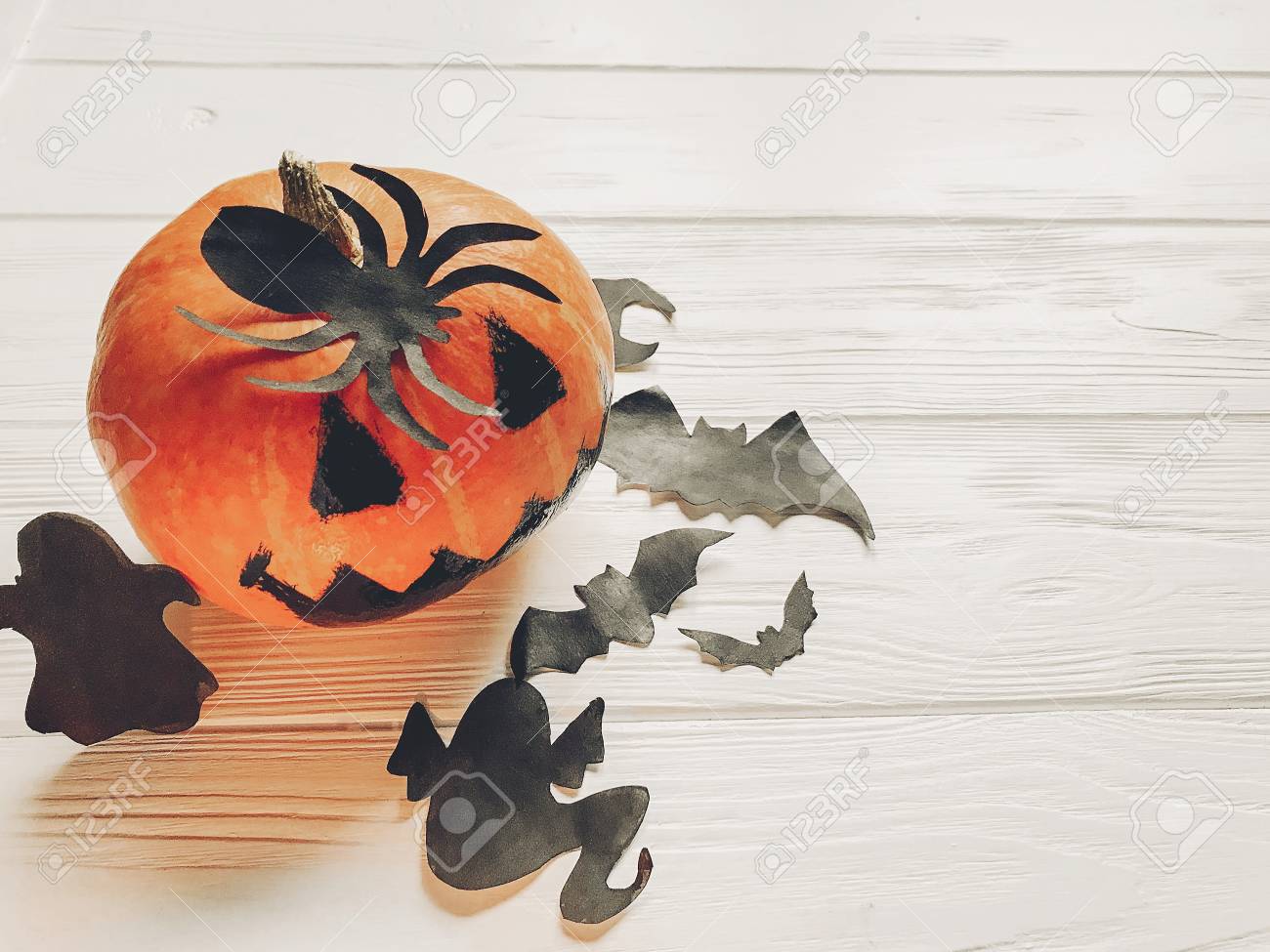 ハロウィーンのフラットが横たわっていた ジャック ランタン カボチャ魔女ゴースト バットと上面白い木製の背景 テキスト用のスペースの黒いクモの装飾 季節のご挨拶 幸せなハロウィーンのコンセプト の写真素材 画像素材 Image