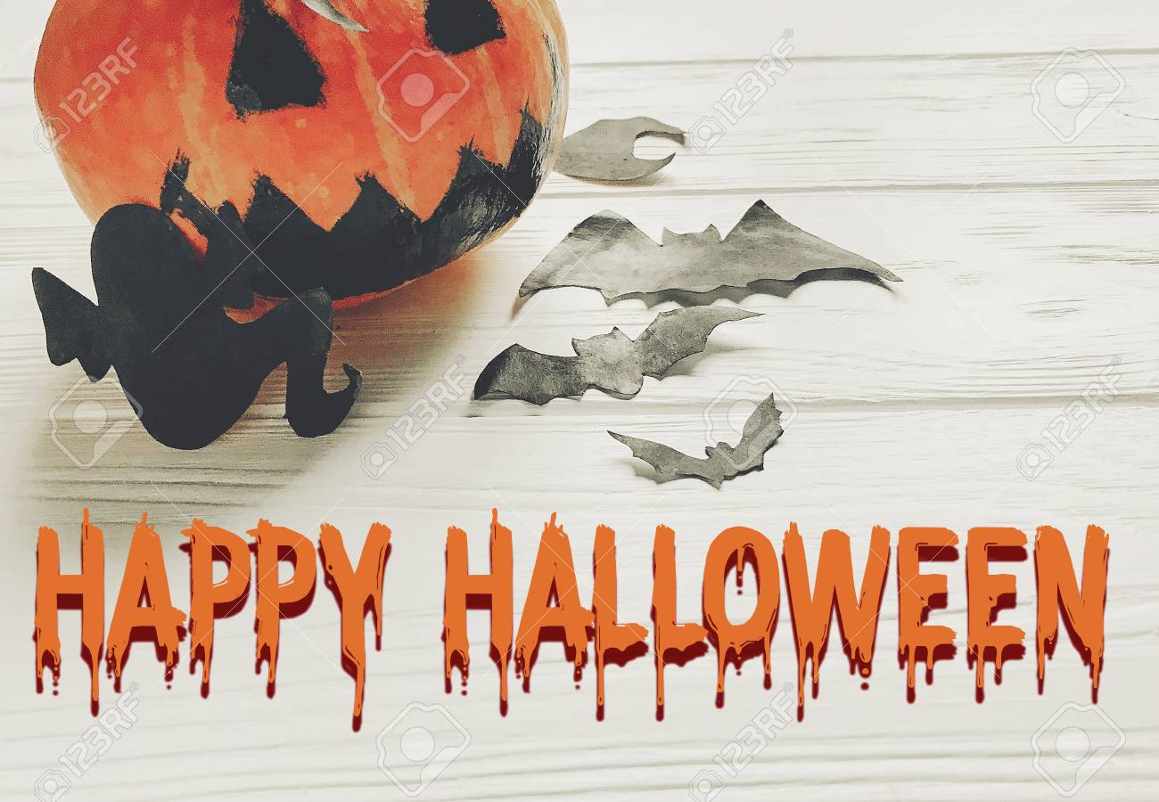 幸せなハロウィーンのテキスト 魔女ゴースト バットと木製白地黒スパイダー飾りカボチャのジャック ランタン 秋の休日のお祝いのための単純な排気切替器 季節の挨拶 の写真素材 画像素材 Image