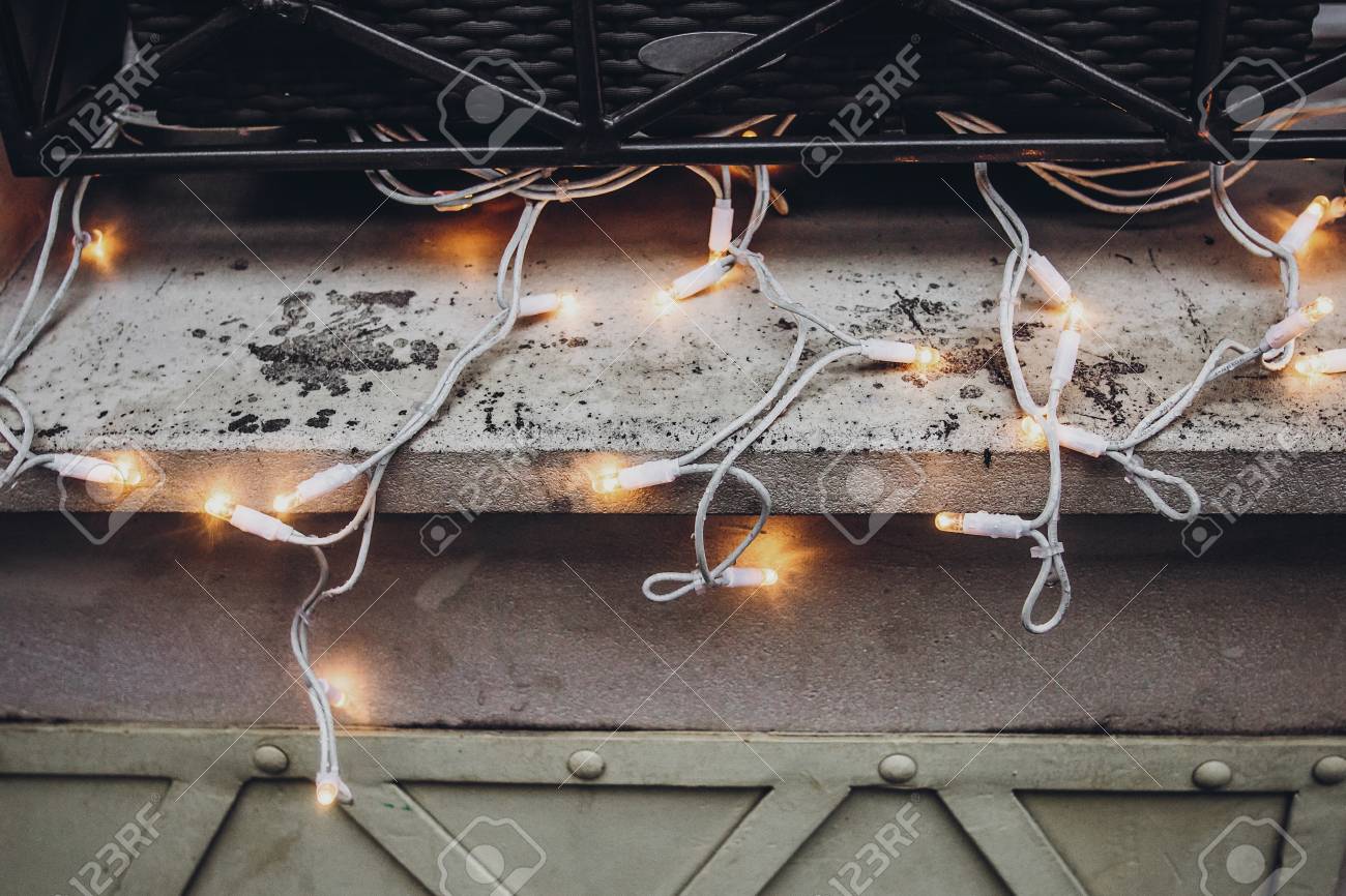 雪に覆われた街でウィンドウのクリスマス ライトの装飾 冬の準備ヨーロッパの都市本文のスペースのクリスマス休暇 美しい屋外照明 の写真素材 画像素材 Image