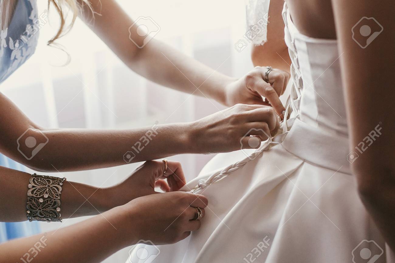 mother of the bride getting ready