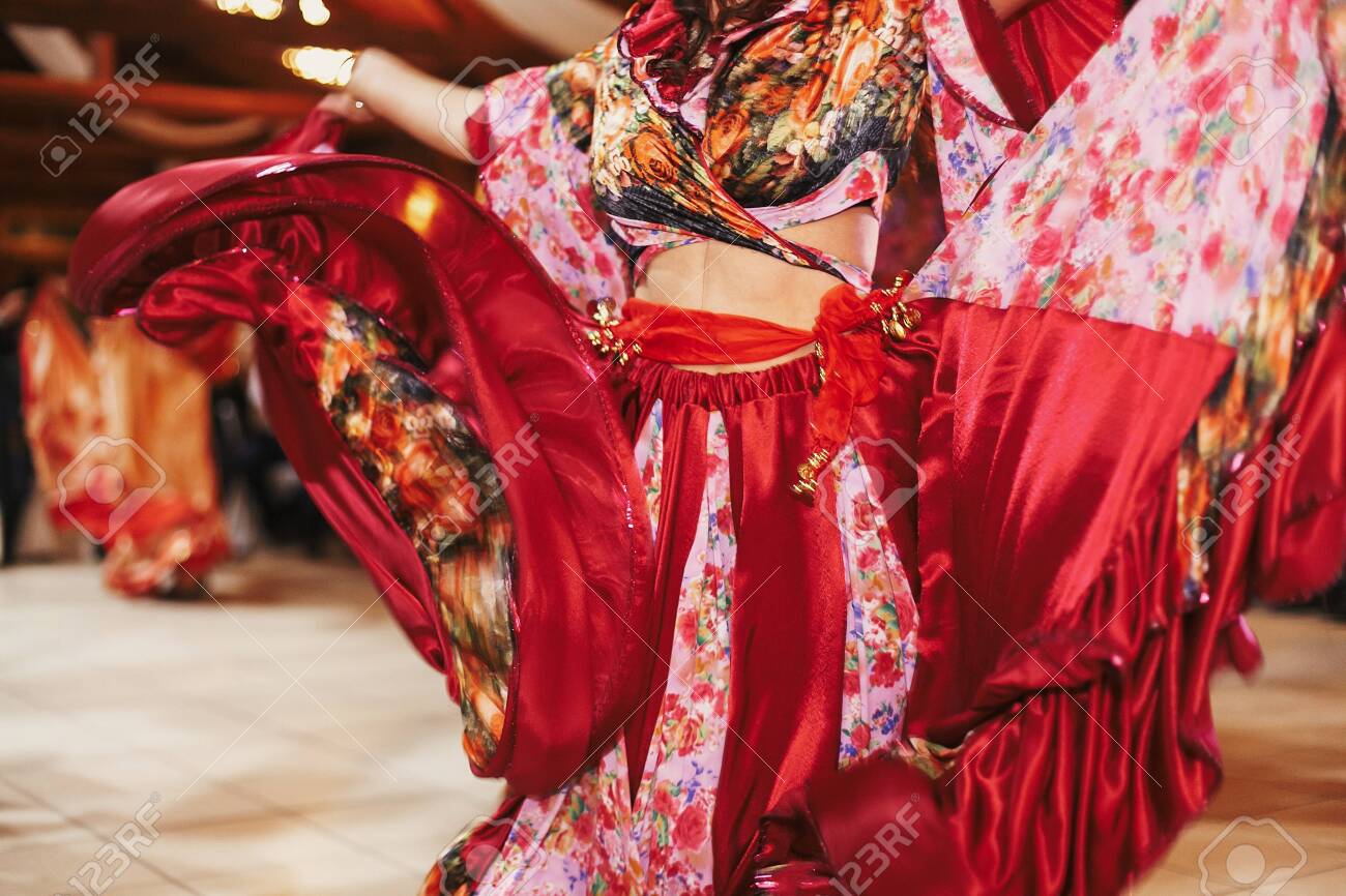 Espectáculo Precaución Juntar Hermosas Chicas Gitanas Bailando En Ropa Tradicional Colorida. Fiesta Gitana Romaní. Mujer Realizando Danza Romaní Y Cantando Canciones Folclóricas Con Vestidos Nacionales En La Recepción De La Boda Fotos, Retratos, Imágenes Y Espectáculo Precaución Juntar Hermosas Chicas Gitanas Bailando En Ropa Tradicional Colorida. Fiesta Gitana Romaní. Mujer Realizando Danza Romaní Y Cantando Canciones Folclóricas Con Vestidos Nacionales En La Recepción De La Boda Fotos, Retratos, Imágenes Y