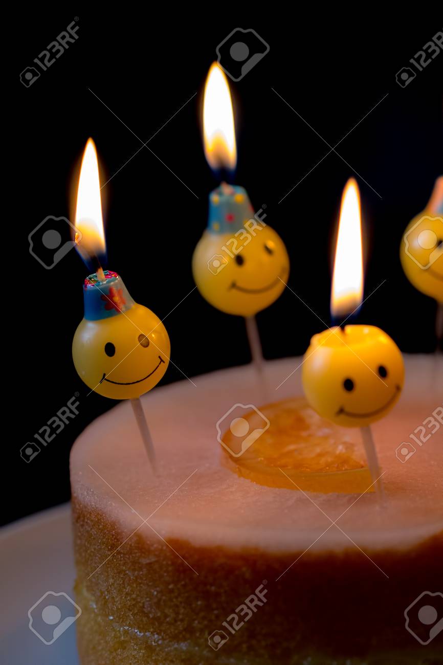 Bougies De Gateau Joyeux Anniversaire Smiley Cire Allume Des Bougies Qui Brulent Sur Un Gateau Givre Orange Nourriture De Fete D Anniversaire Banque D Images Et Photos Libres De Droits Image Bougies De Gateau Joyeux Anniversaire Smiley Cire Allume Des Bougies Qui Brulent Sur Un Gateau Givre Orange Nourriture De Fete D Anniversaire Banque D Images Et Photos Libres De Droits Image