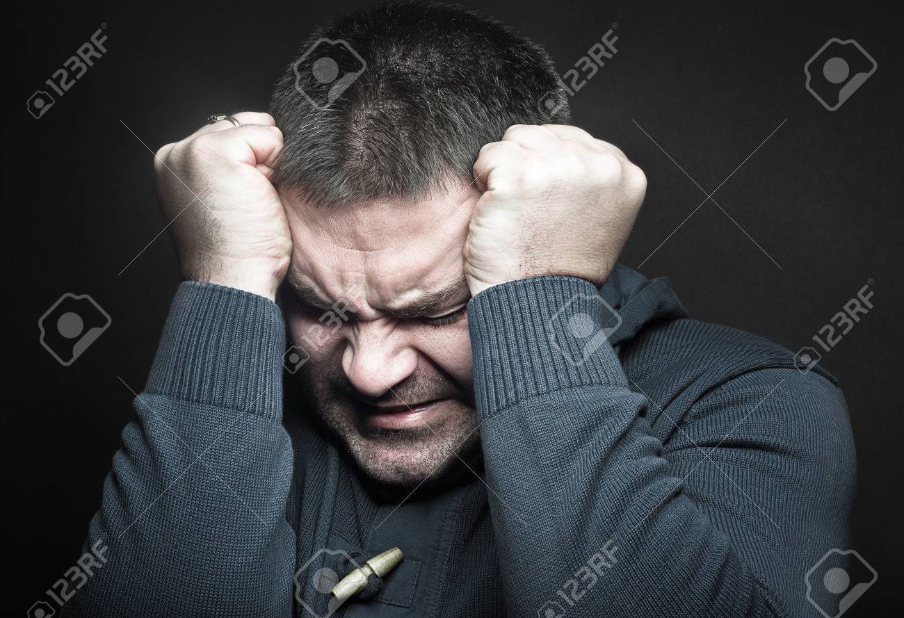 Депрессия симптомы. Отчаянии разбор. Отчаянии разбор. Отчаянии разбор. Человек сидит в отчаянии.