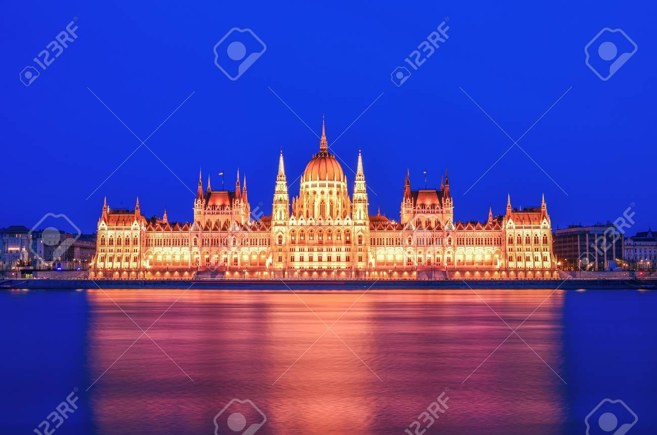 Le Bâtiment Historique Du Parlement Hongrois Pendant Lheure Bleue Après Le Coucher Du Soleil Tir Depuis Le Côté Buda Du Danube Vue De Face