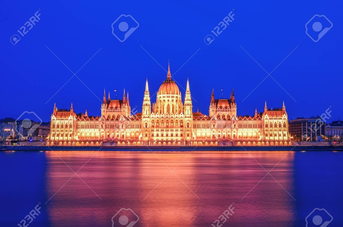 Le Bâtiment Historique Du Parlement Hongrois Pendant Lheure Bleue Après Le Coucher Du Soleil Tir Depuis Le Côté Buda Du Danube Vue De Face