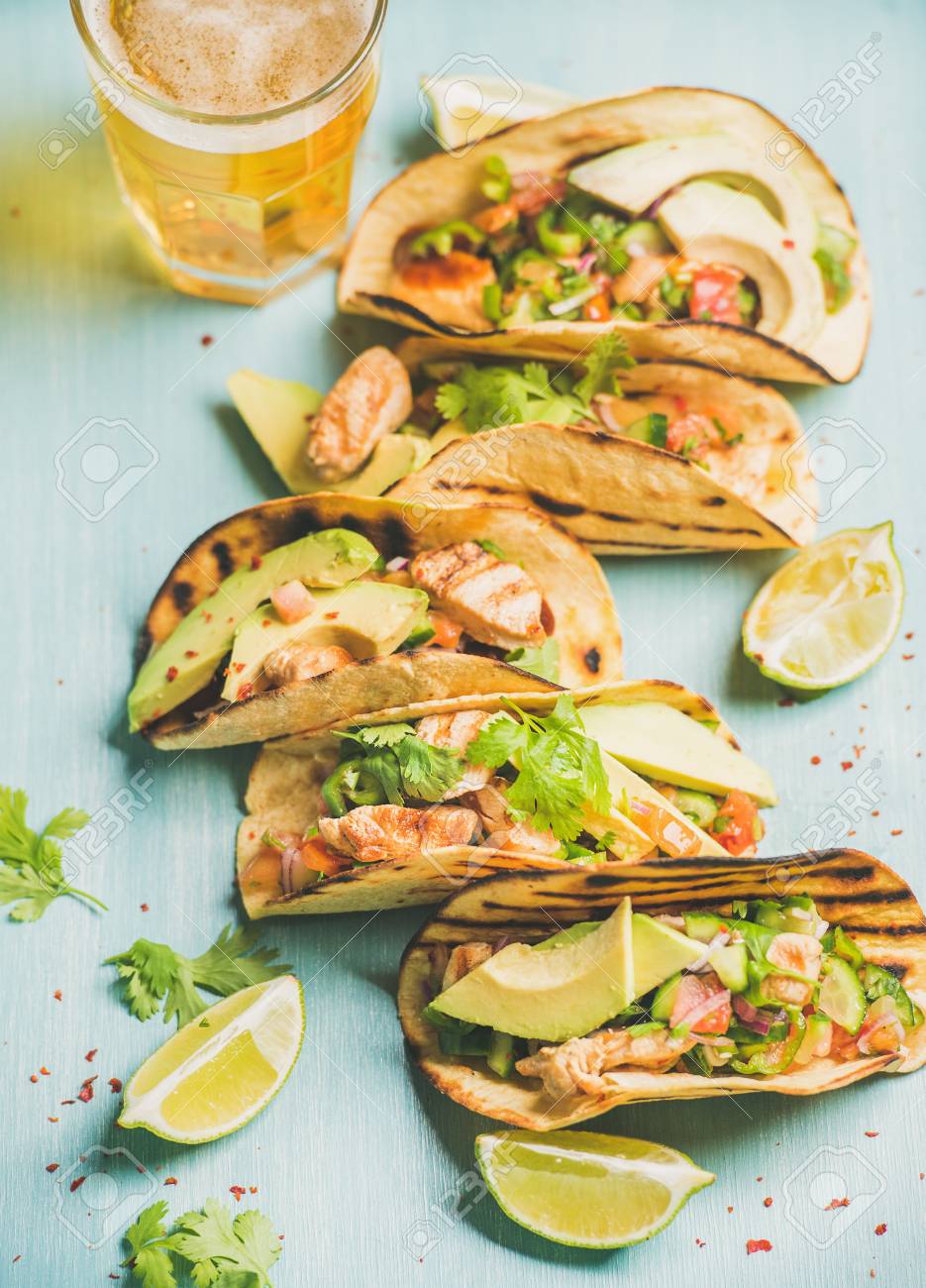 グリルド チキン アボカド 新鮮なサルサ ライム 青い木製の背景 選択と集中の上グラスでビールと健康的なトウモロコシのトルティーヤ グルテン フリー アレルギーにやさしい 減量 ダイエットの概念 の写真素材 画像素材 Image