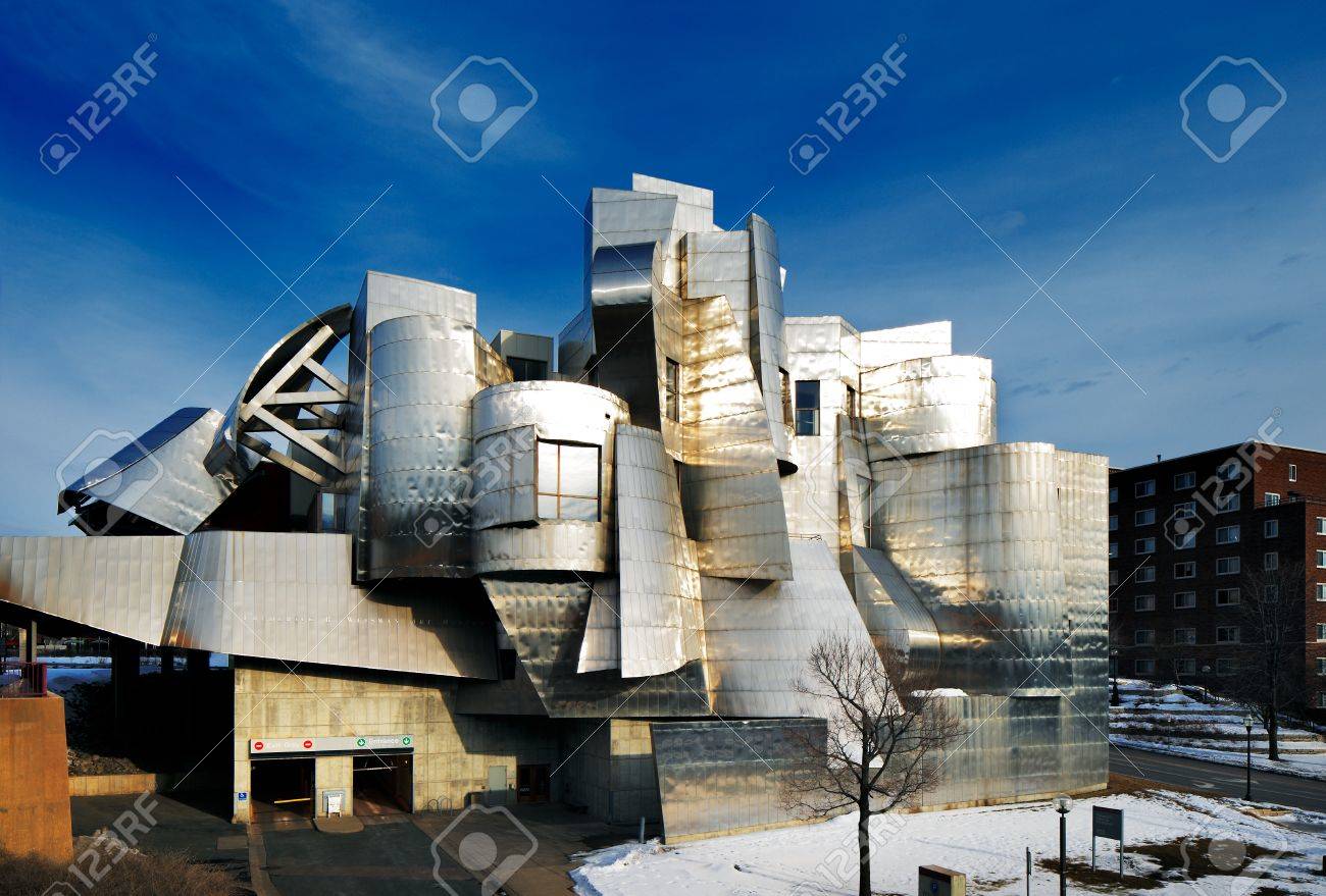 ワイズマン美術館はミネアポリス アメリカ建築家フランク ゲーリーが設計したミネソタの大学キャンパスにあり 1993 年に完成させた の写真素材 画像素材 Image