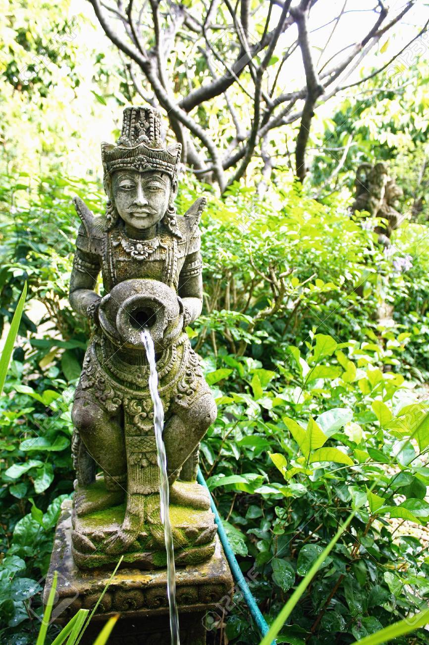 水瓶を持つ少女像