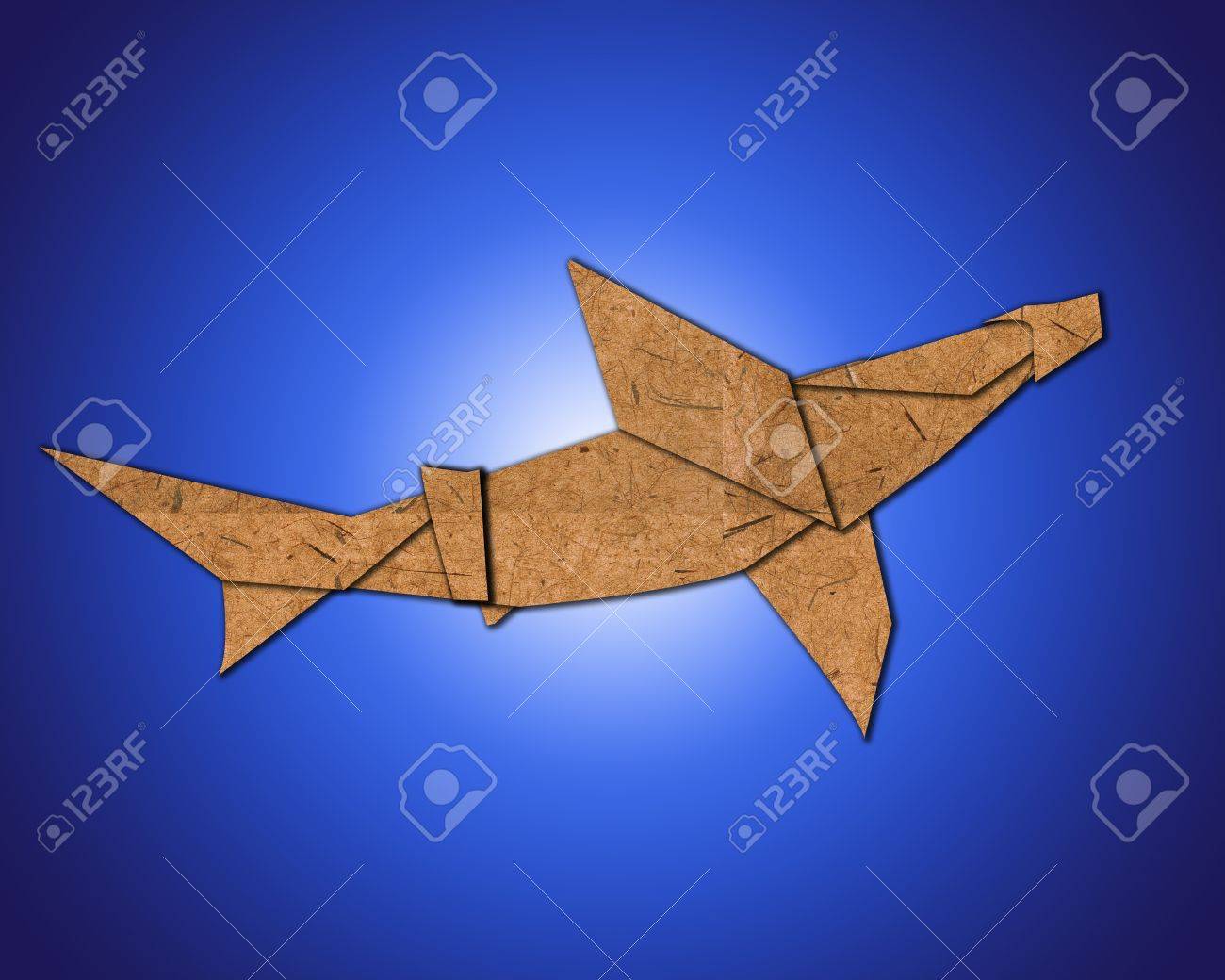 青色の背景に紙で作られた折り紙サメ の写真素材 画像素材 Image 青色の背景に紙で作られた折り紙サメ の写真素材 画像素材 Image