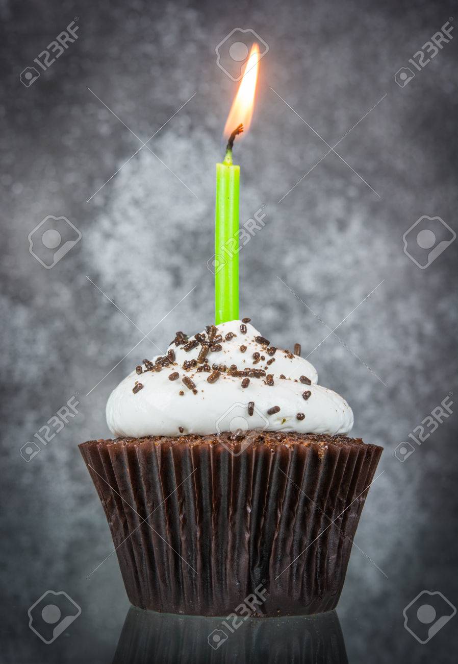 Petit Gateau D Anniversaire Avec Des Bougies Sur Fond Noir Banque D Images Et Photos Libres De Droits Image