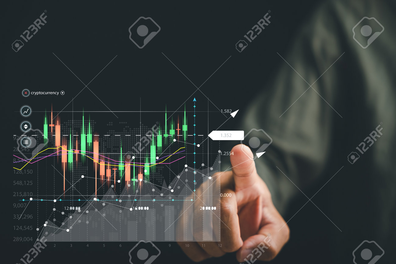 트레이더의 손은 효과적인 주식 시장 투자 계획을 통해 재정적 성공의 기회를 강조하면서 화면에서 성장하는 가상 홀로그램 주식을 만집니다.  로열티 무료 사진, 그림, 이미지 그리고 스톡포토그래피. Image 209291991