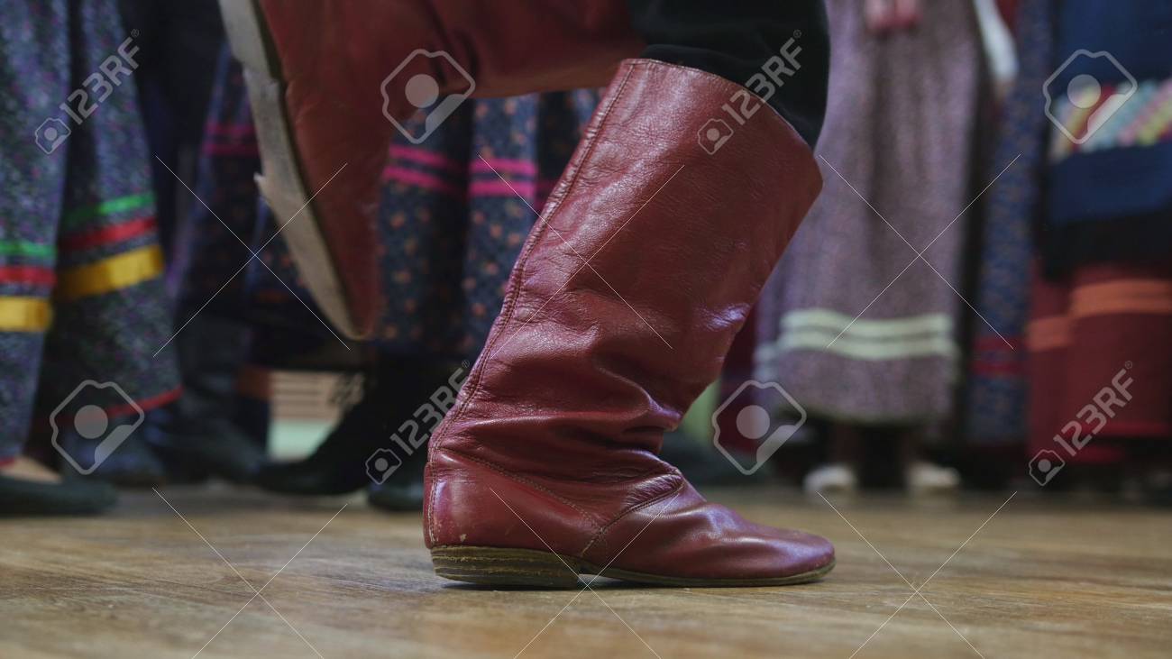 ロシア フォーク ダンス 踊っている少年のブーツの足 の写真素材 画像素材 Image