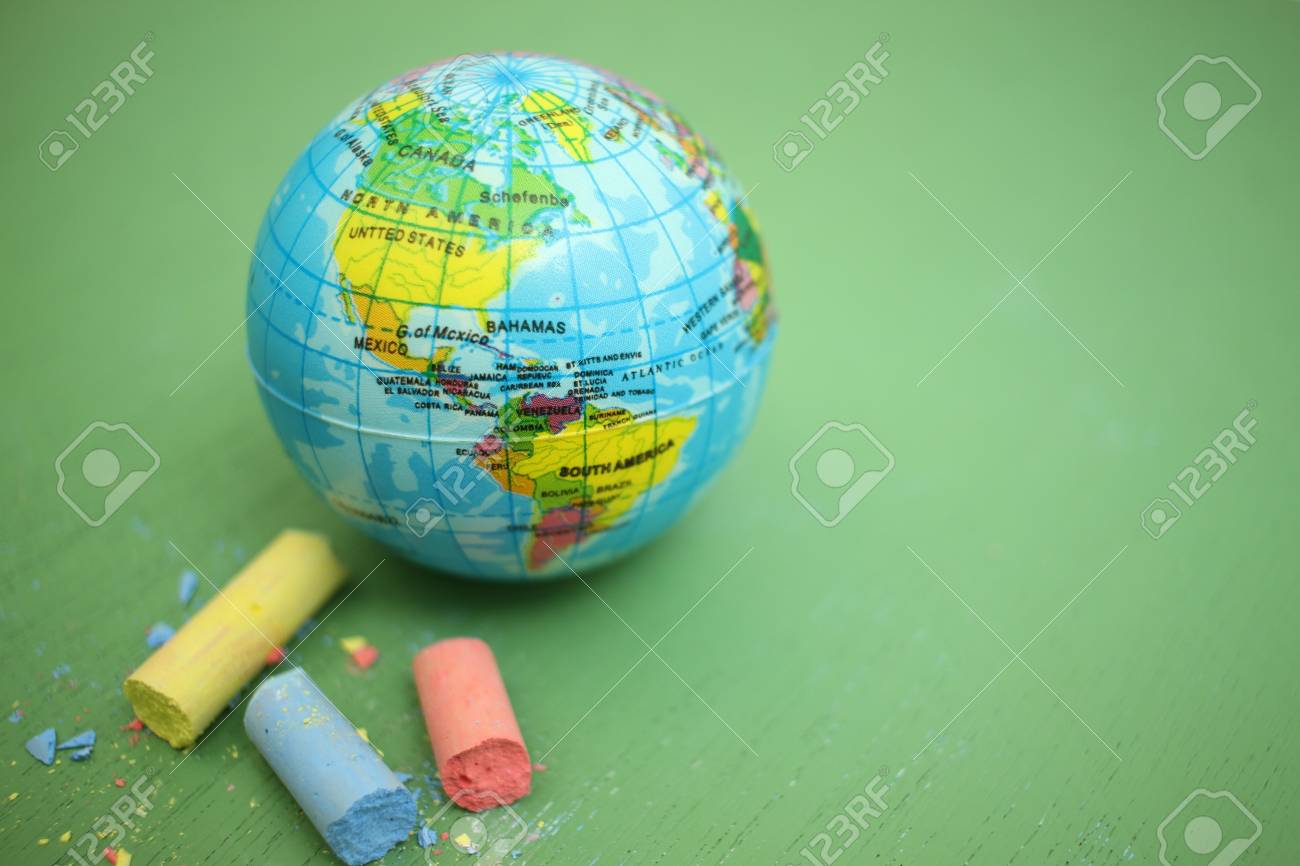 地球ボール 地球の日 緑の背景 の写真素材 画像素材 Image