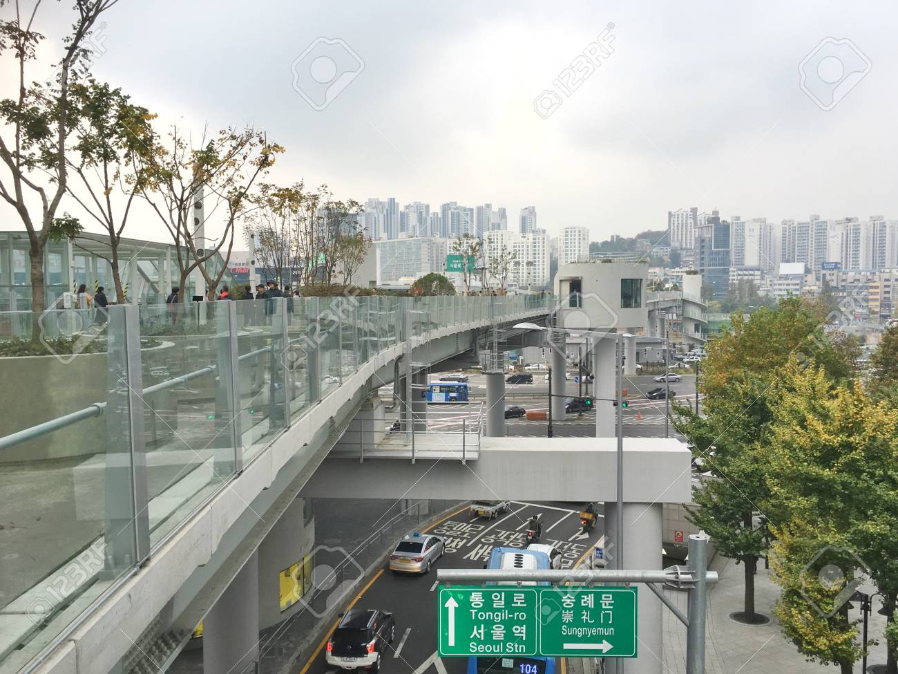 新しい歩行者を韓国の街並みの背景に Seoullo 7017 の写真素材 画像素材 Image