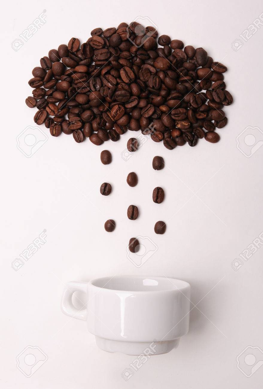Immagini Stock Chicchi Di Caffe In Forma Di Pioggia Che Piove Nuvola In Una Tazza Bianca Su Sfondo Bianco Simbolo Del Tempo Image 67568903