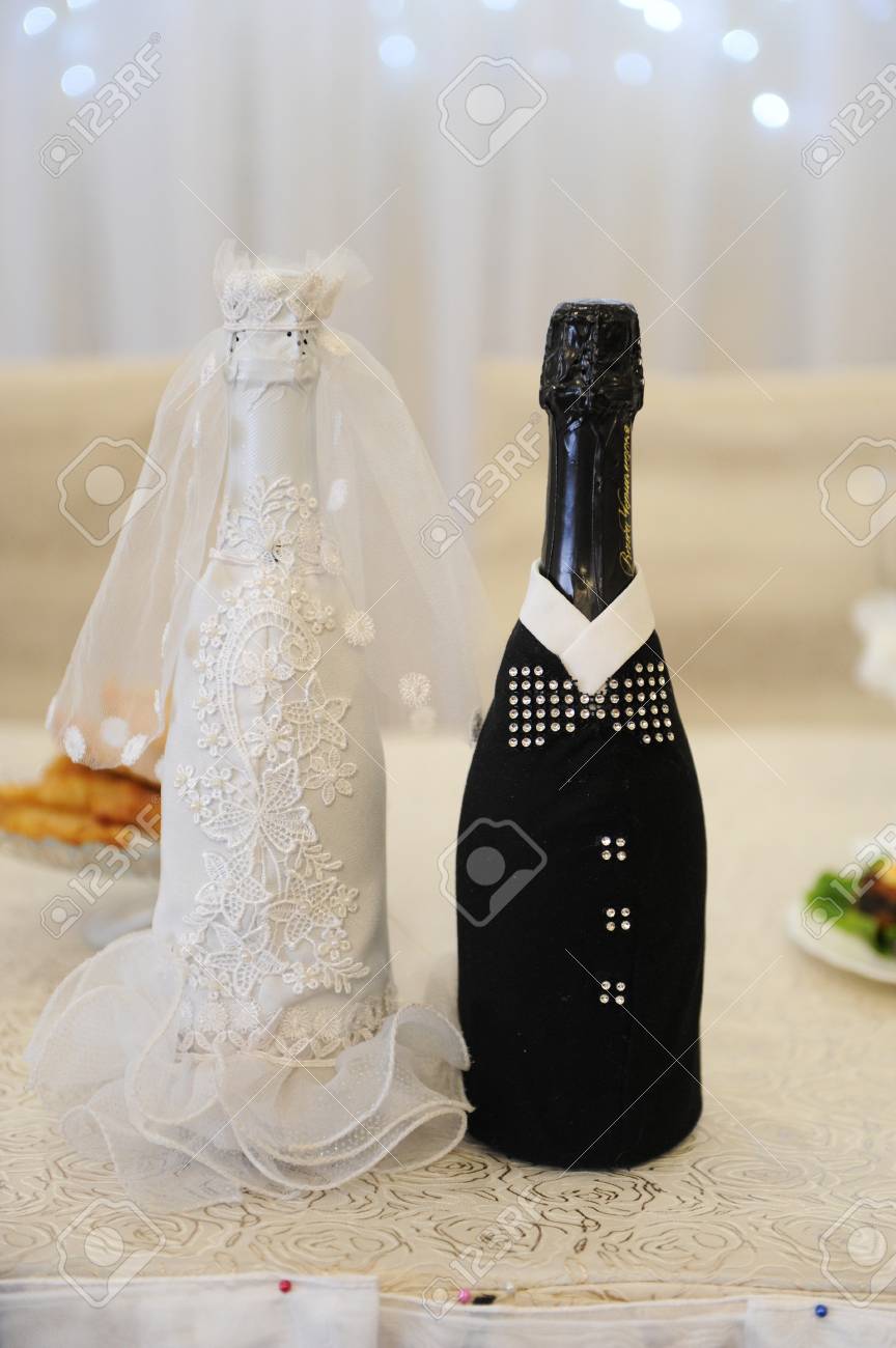 Dos Botellas De Champán En Trajes De Novia Y Novio Fotos, Y Fotografía Archivo Libres De Derecho. Image 72109960.
