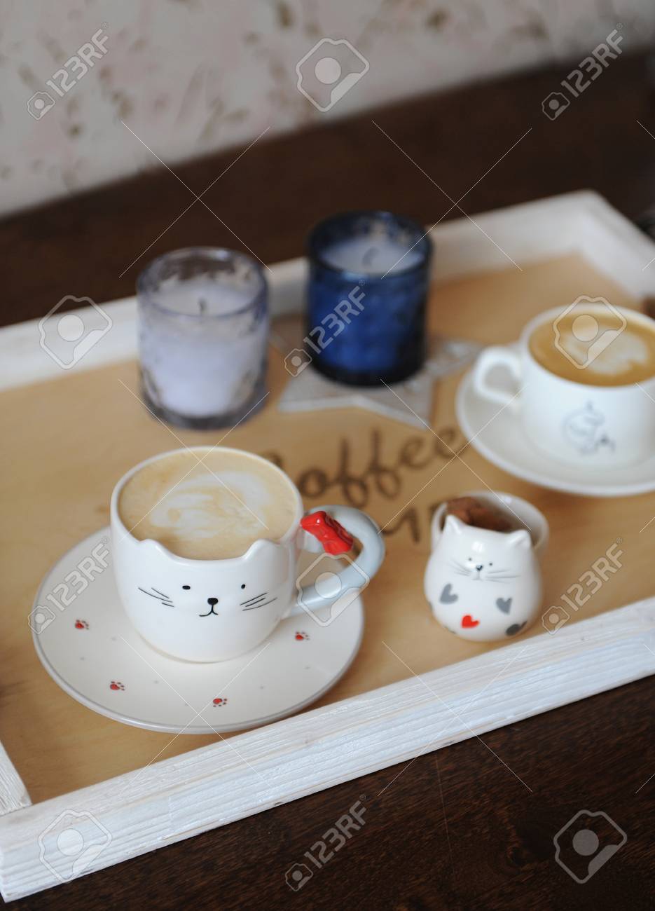 Cappuccino Au Cafe Dans Une Jolie Tasse En Forme De Chat Sur Un Plateau En Bois Bougies Sur Le Fond Banque D Images Et Photos Libres De Droits Image Cappuccino Au Cafe Dans Une Jolie Tasse En Forme De Chat Sur Un Plateau En Bois Bougies Sur Le Fond Banque D Images Et Photos Libres De Droits Image