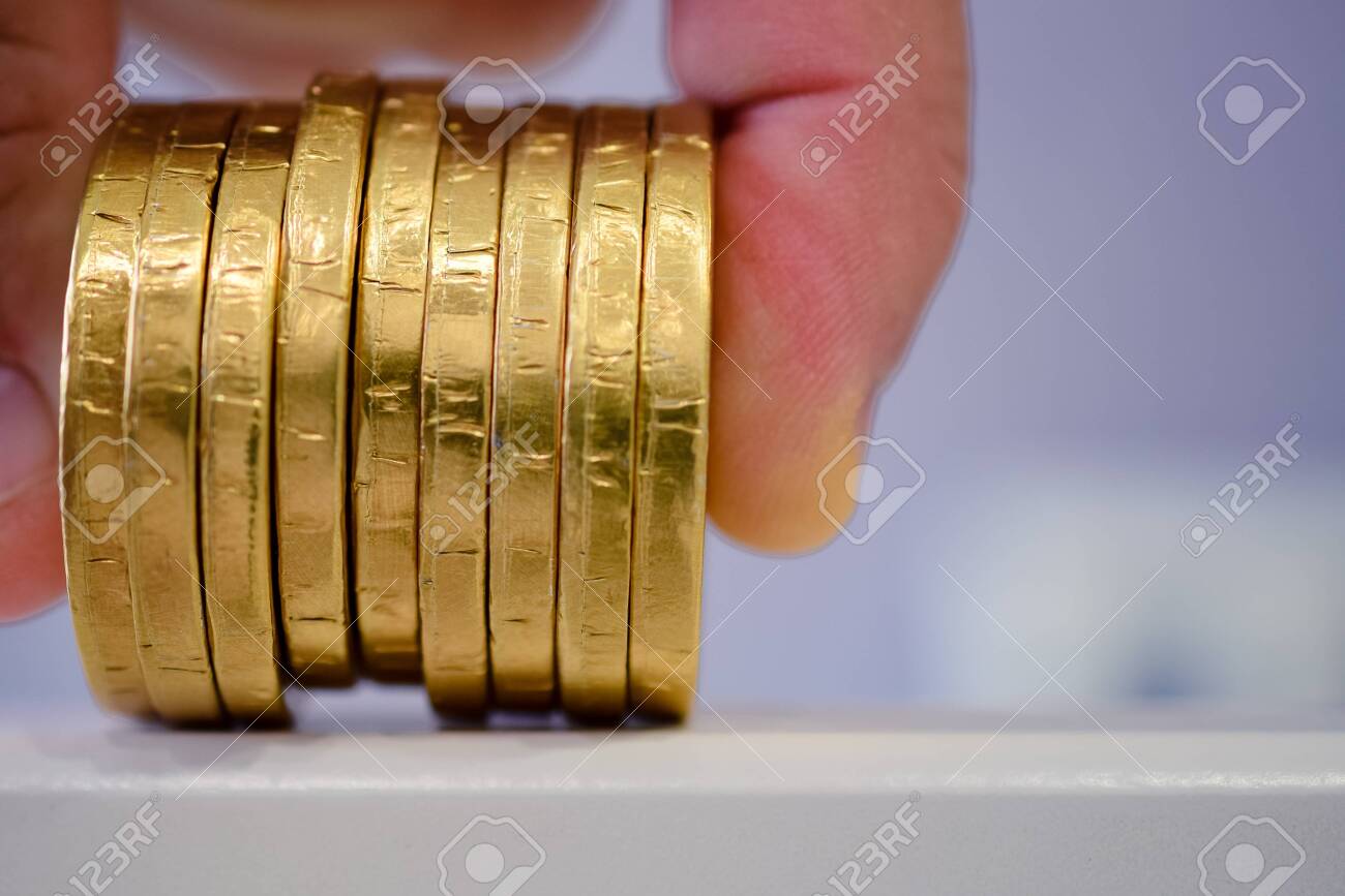 偽金-金箔で覆われたコインの形のチョコレートの写真素材・画像素材 Image 132641647