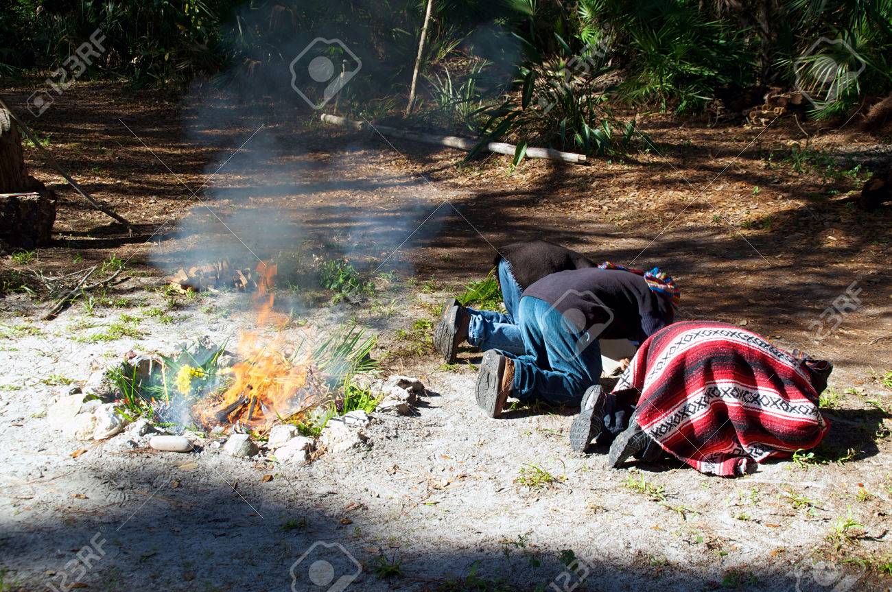 3 マヤの司祭は 新しい年の式典中に西に地面をキス 膝の上が の写真素材 画像素材 Image