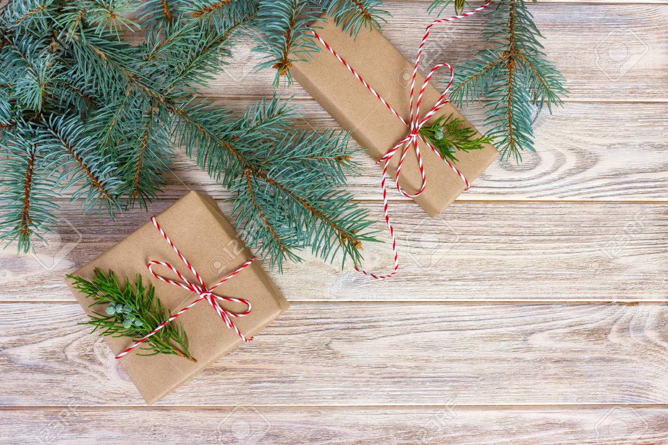 クリスマスやお正月の背景クリスマス装飾とモミの枝で作られた平面構成 の写真素材 画像素材 Image 0172