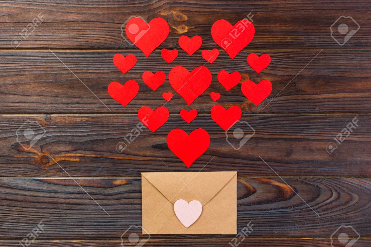 愛を持った手紙がたくさん恋人の休日の告白や提案の概念 バレンタインデーのラブレター の写真素材 画像素材 Image