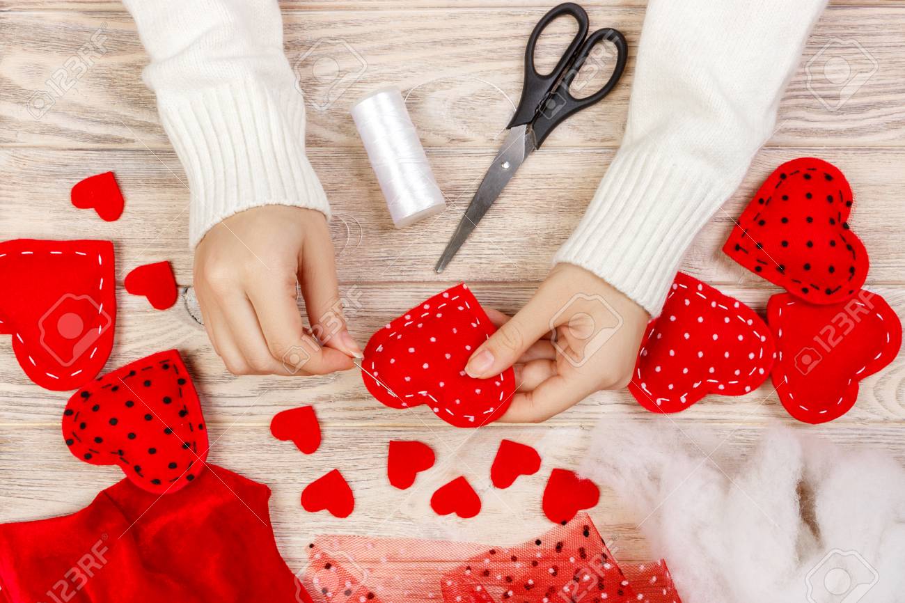 赤い手作りのハート型の柔らかいおもちゃ バレンタインデー ロマンチックな関係 健康的なライフスタイル 美しいプレゼント 愛とヘルスケアの概念 休日は バレンタインデーを飾ります の写真素材 画像素材 Image