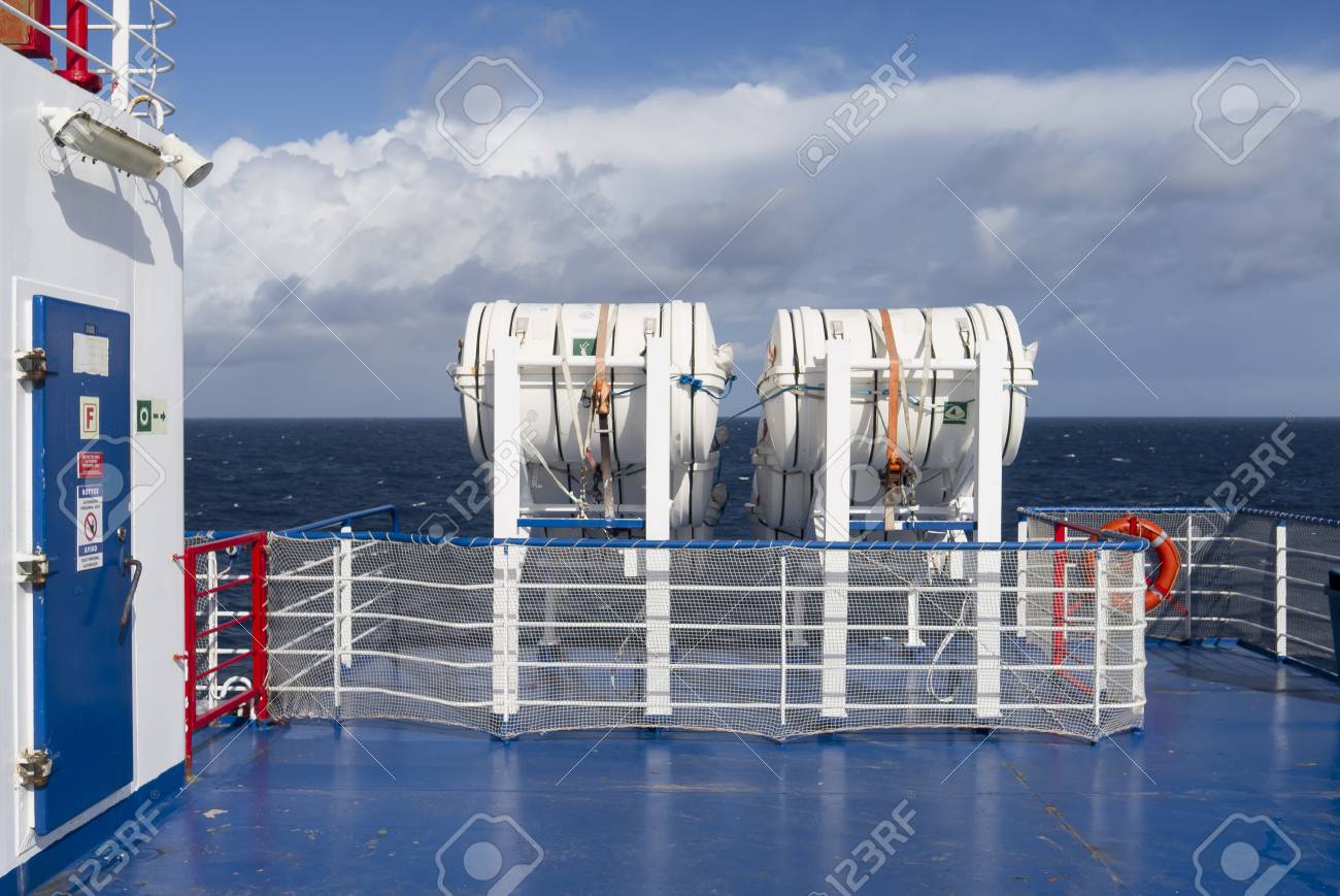 救命いかだは 大西洋の真ん中に船の手すりに固定されました の写真素材 画像素材 Image