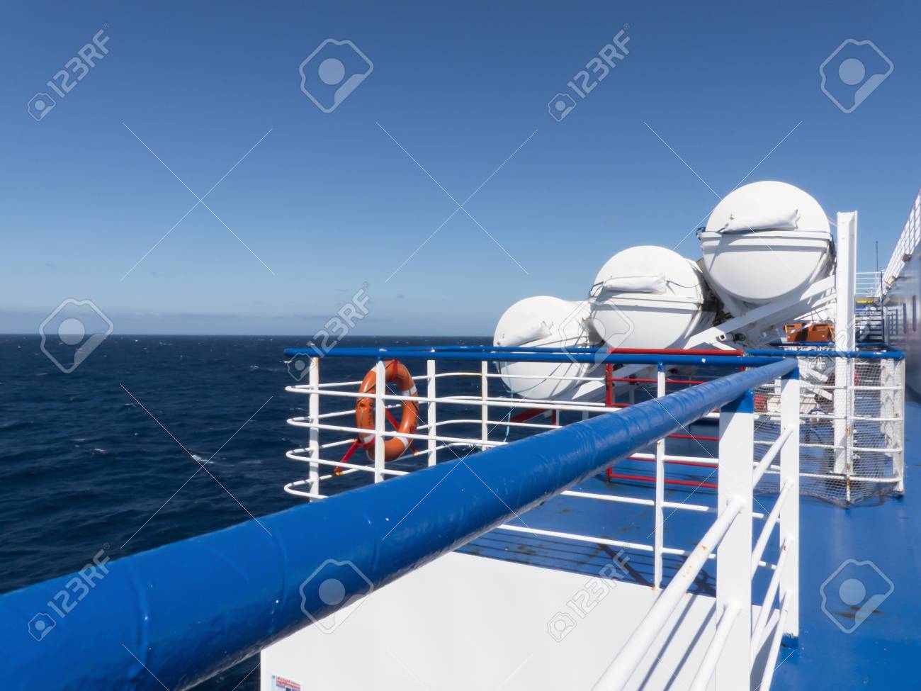 救命いかだは 大西洋の真ん中に船の手すりに固定されました の写真素材 画像素材 Image