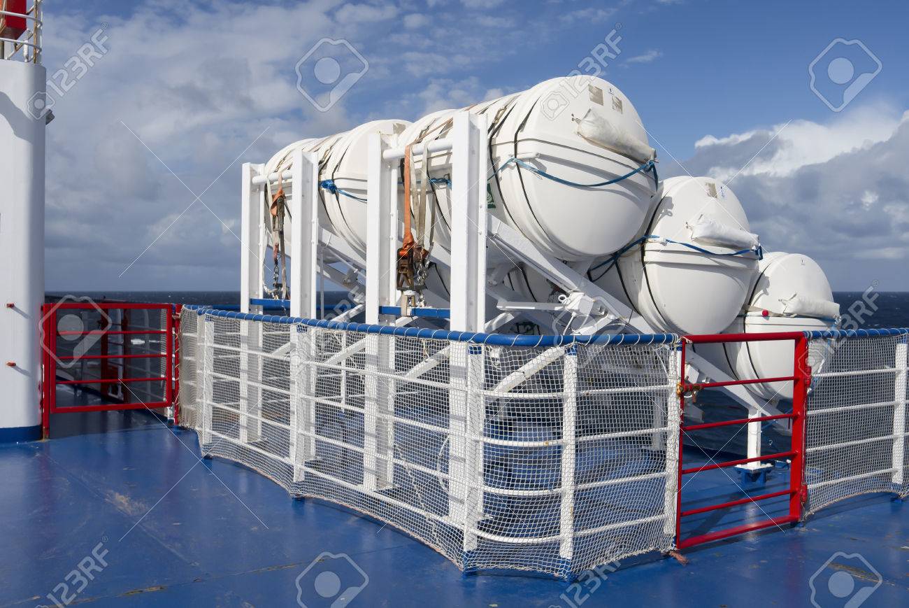 救命いかだは 大西洋の真ん中に船の手すりに固定されました の写真素材 画像素材 Image