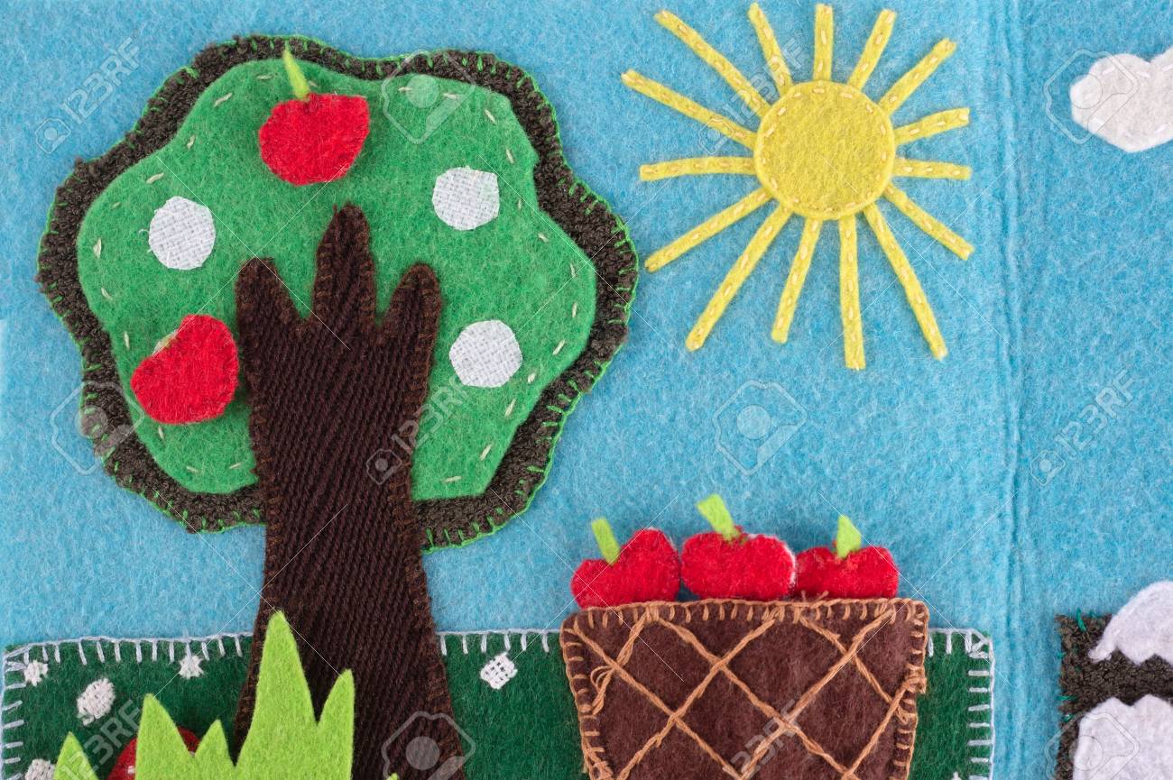青空と太陽を背景に果物と感じたリンゴの木 フェルトの手縫い の写真素材 画像素材 Image