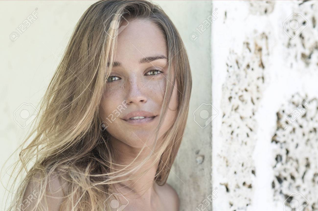 ビーチ カイトサーフィン スポーツを愛する若い かわいい 日焼けした女の子 愛らしい笑顔 広い目をした 活気のある金髪の髪 の写真素材 画像素材 Image