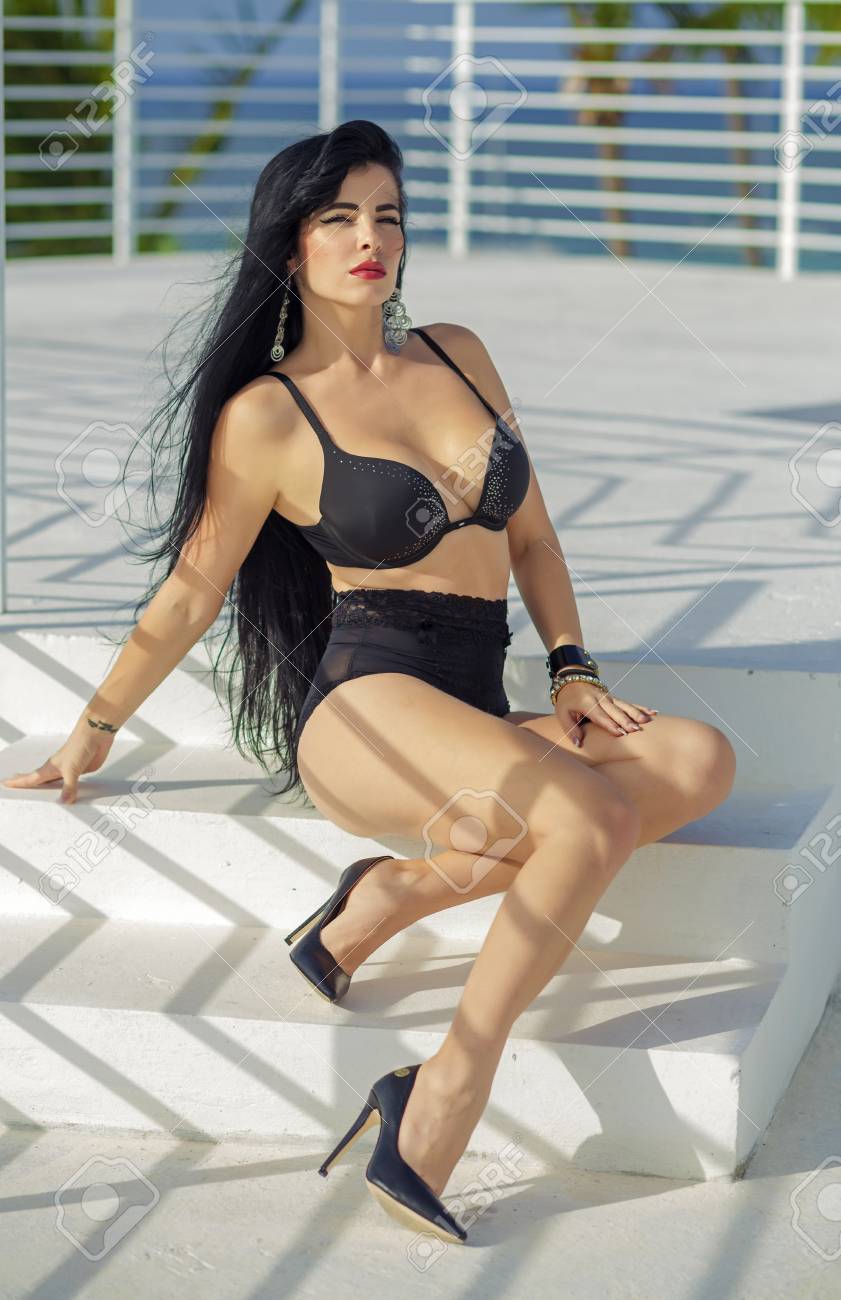 Latina Con Cabello Negro En Lencería Negra Fotos, Retratos, Imágenes Y Fotografía De Archivo Libres De Derecho. Image 88425668.