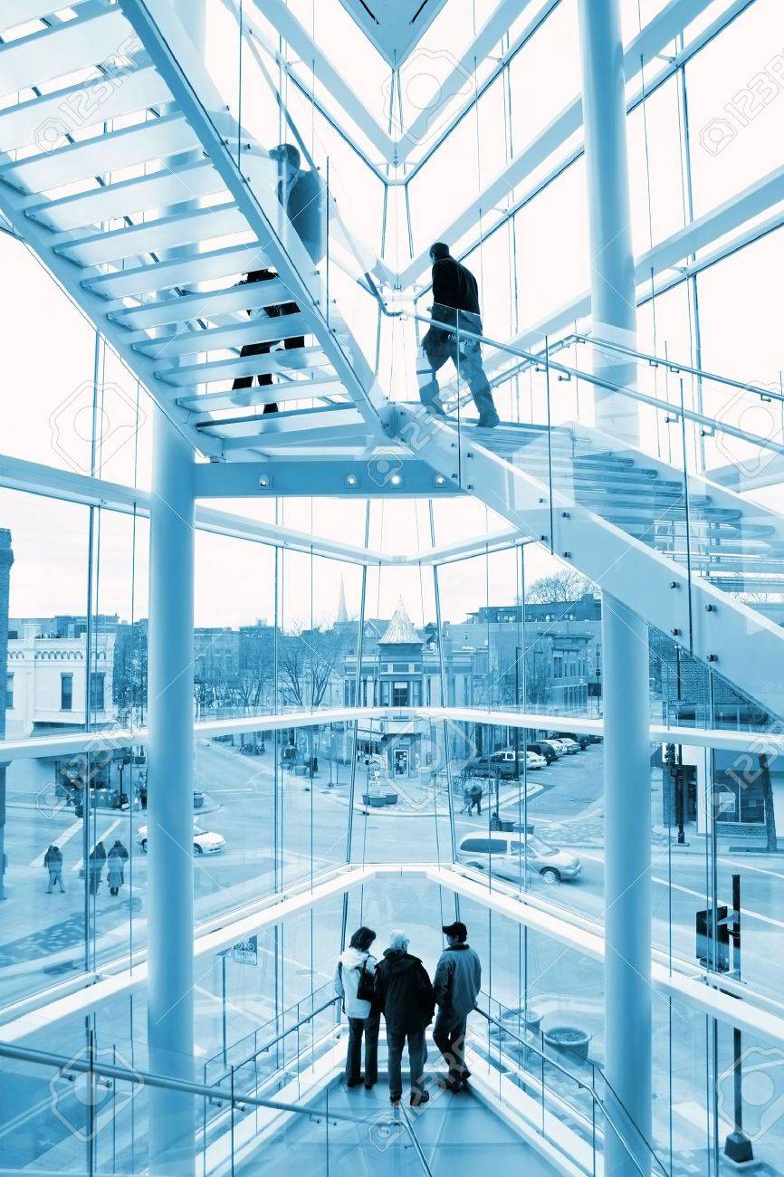 Interieur Eines Modernen Glas-Gebäude Mit Blick Auf Eine Historische ... Interieur Eines Modernen Glas-Gebäude Mit Blick Auf Eine Historische ...