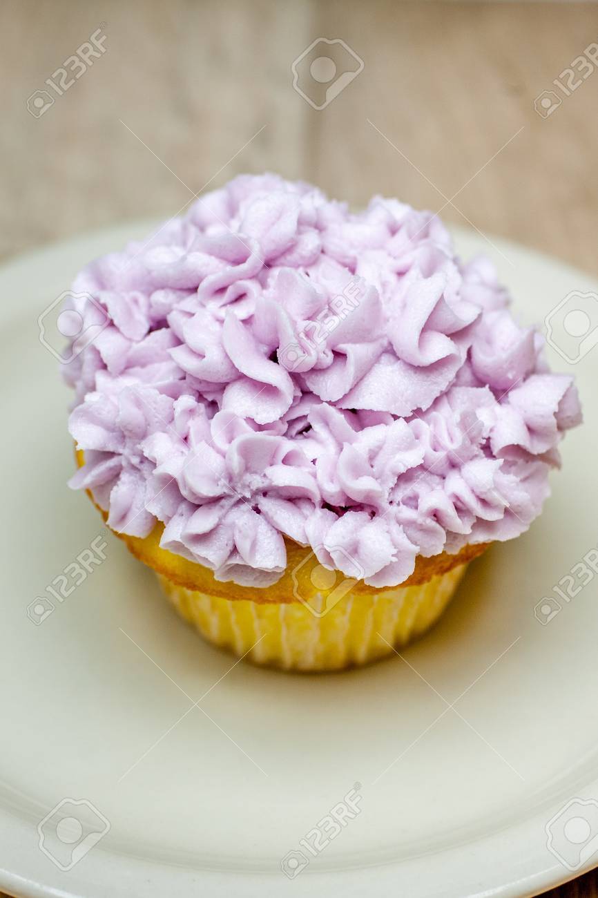 Petits Gateaux Jaunes Decorees Avec Du Violet Pastel Givrage Banque D Images Et Photos Libres De Droits Image