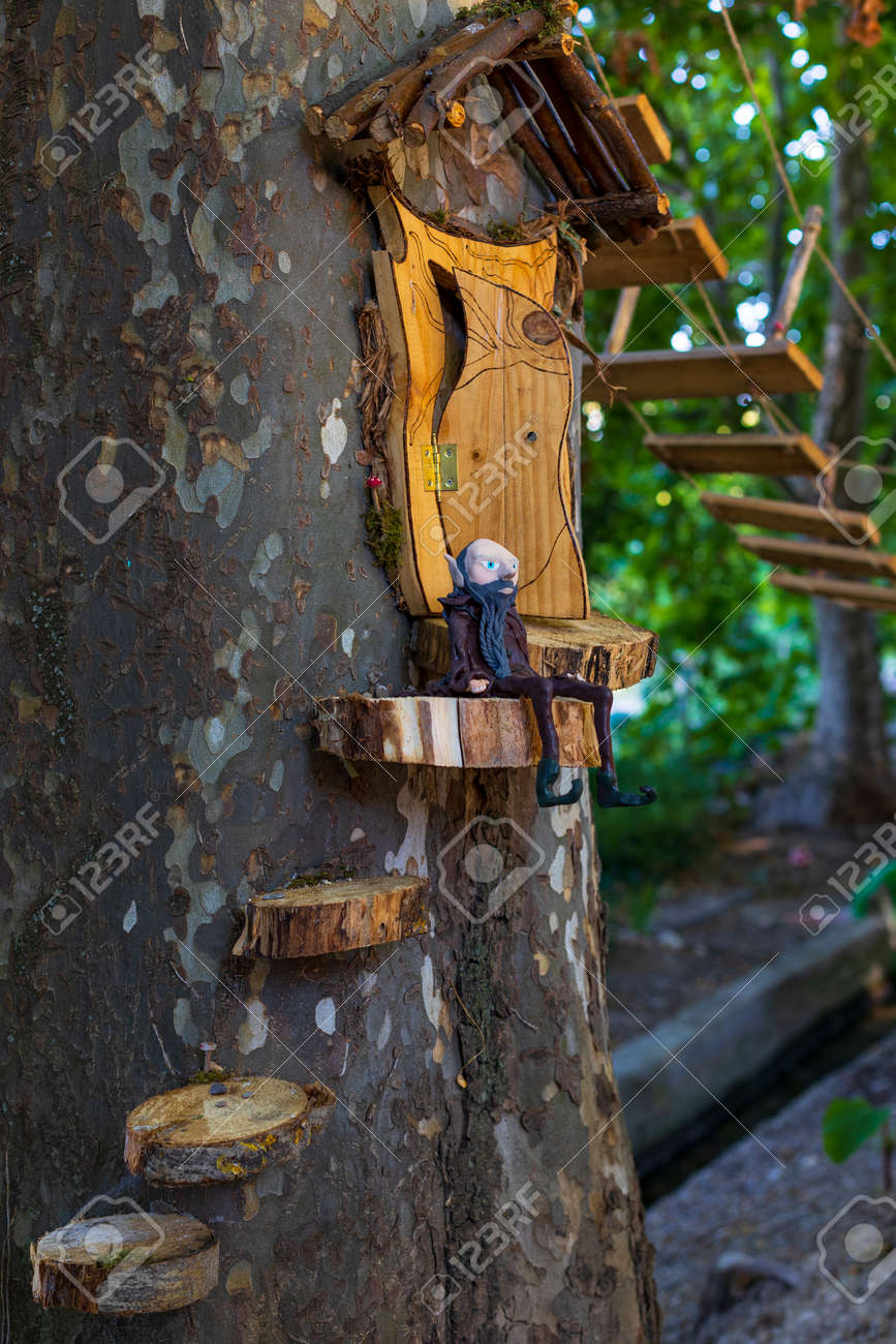 Enfoque Selectivo. Figura De Hadas En Un Bosque Real. Bureta