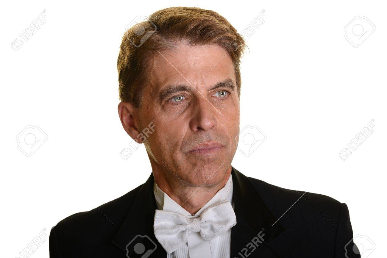 Tres Bel Homme Aux Cheveux Bruns Et Les Yeux Verts Portant Un Smoking Isole Sur Blanc Banque D Images Et Photos Libres De Droits Image