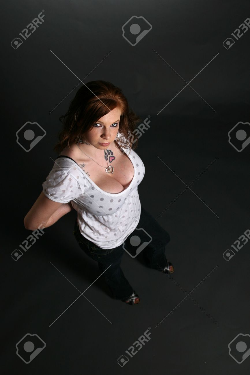 非常に大きな胸を持つきれいな女性を見下ろしてをいます の写真素材 画像素材 Image