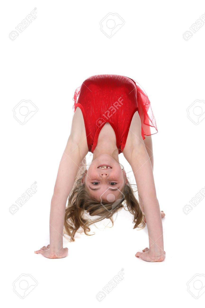 Загнули девочку. Девочка наклонилась вперед. Катрин бахтина модель. Поза вытяжения – уттанасана. Упражнение наклоны вперед.