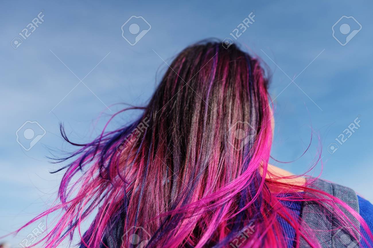 色付きの髪の女の子 カラーヘアカラー ブルーピンクパープル ライラックカラー 髪は風を吹き 街の通りに沿って 晴れた日に森の中を歩きます の写真素材 画像素材 Image